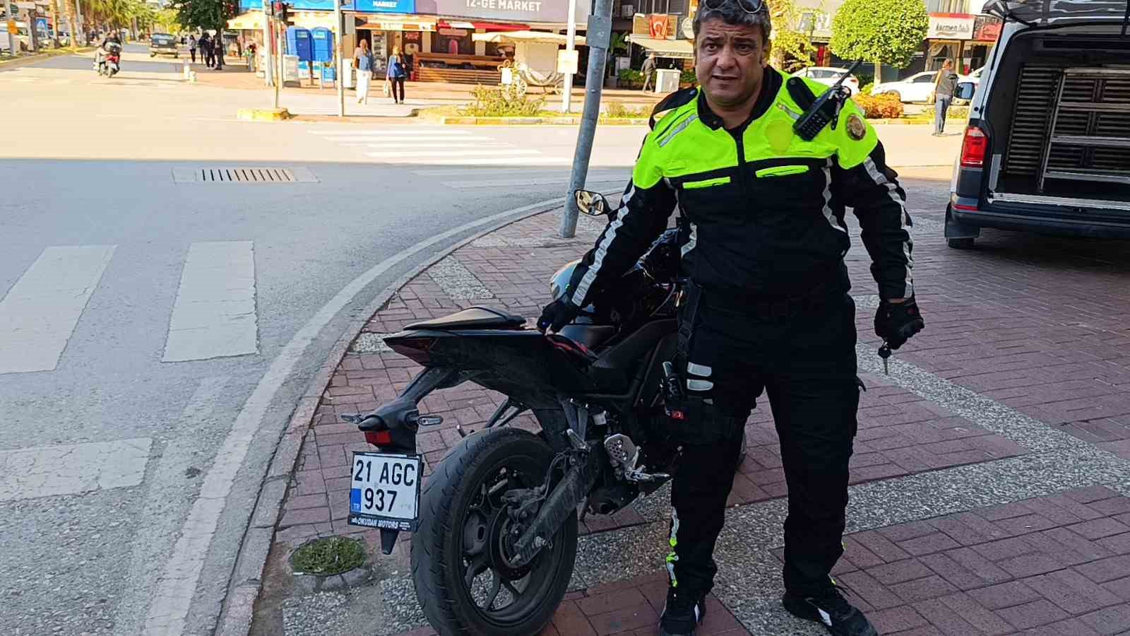 Motosikletinin plakasını okunmasın diye bereyle kapattı, cezadan kurtulamadı
