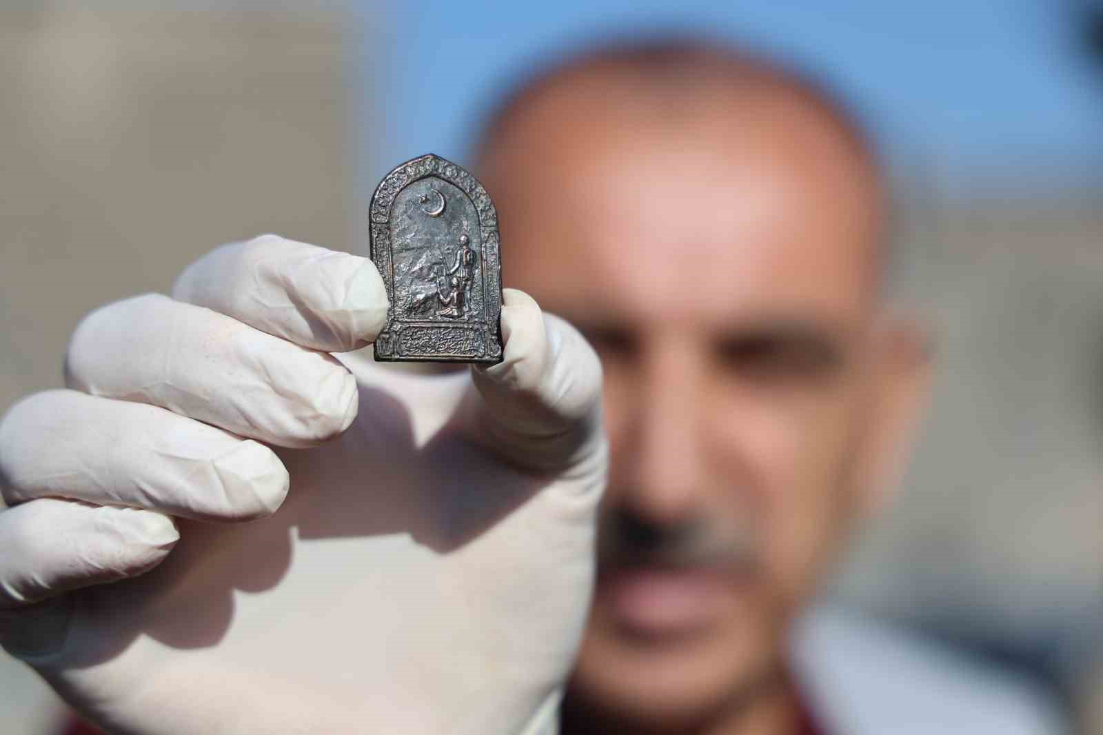 Diyarbakır’da Amida Höyük’teki kazıda “Çanakkale Savaşı” rozeti bulundu
