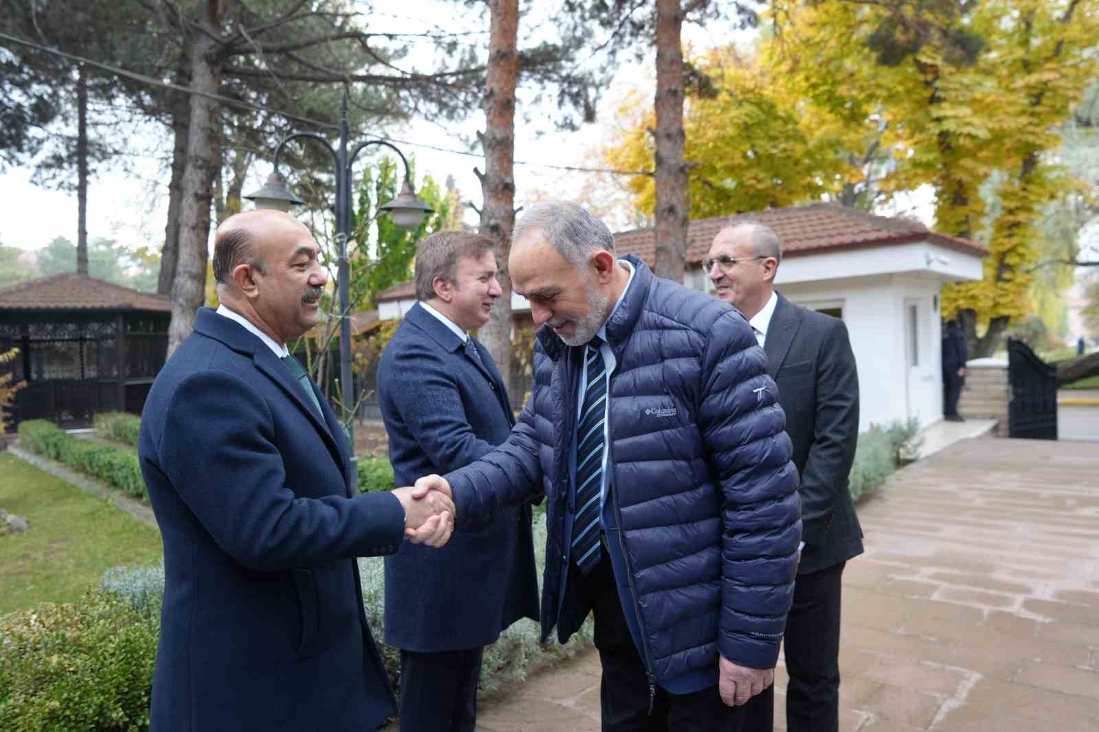 40 yıldır öğrencilere ışık tutan bilge çınarlar ‘Öğretmenler Günü’ öncesinde vali konağında ağırlandılar
