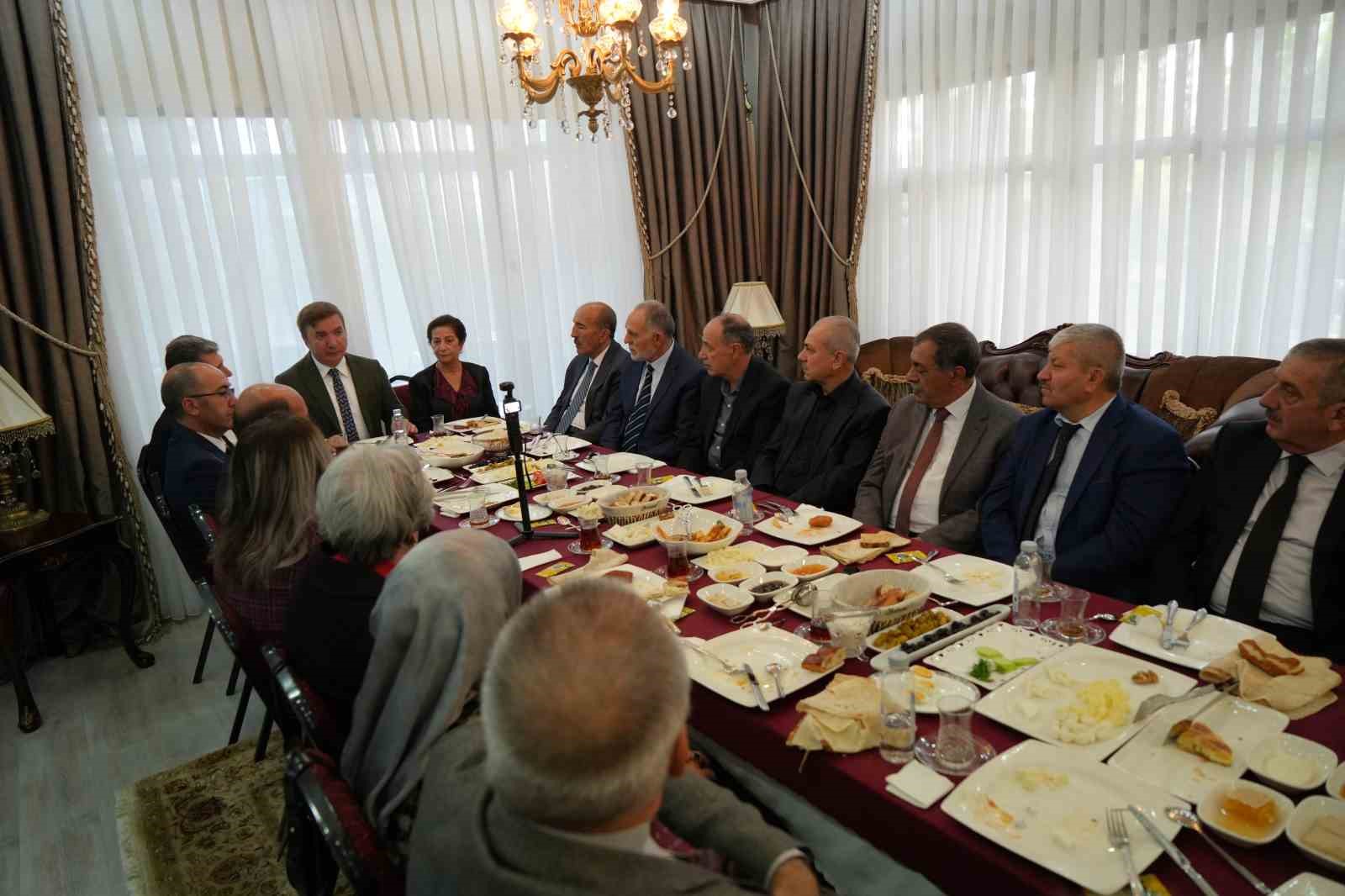 40 yıldır öğrencilere ışık tutan bilge çınarlar ‘Öğretmenler Günü’ öncesinde vali konağında ağırlandılar
