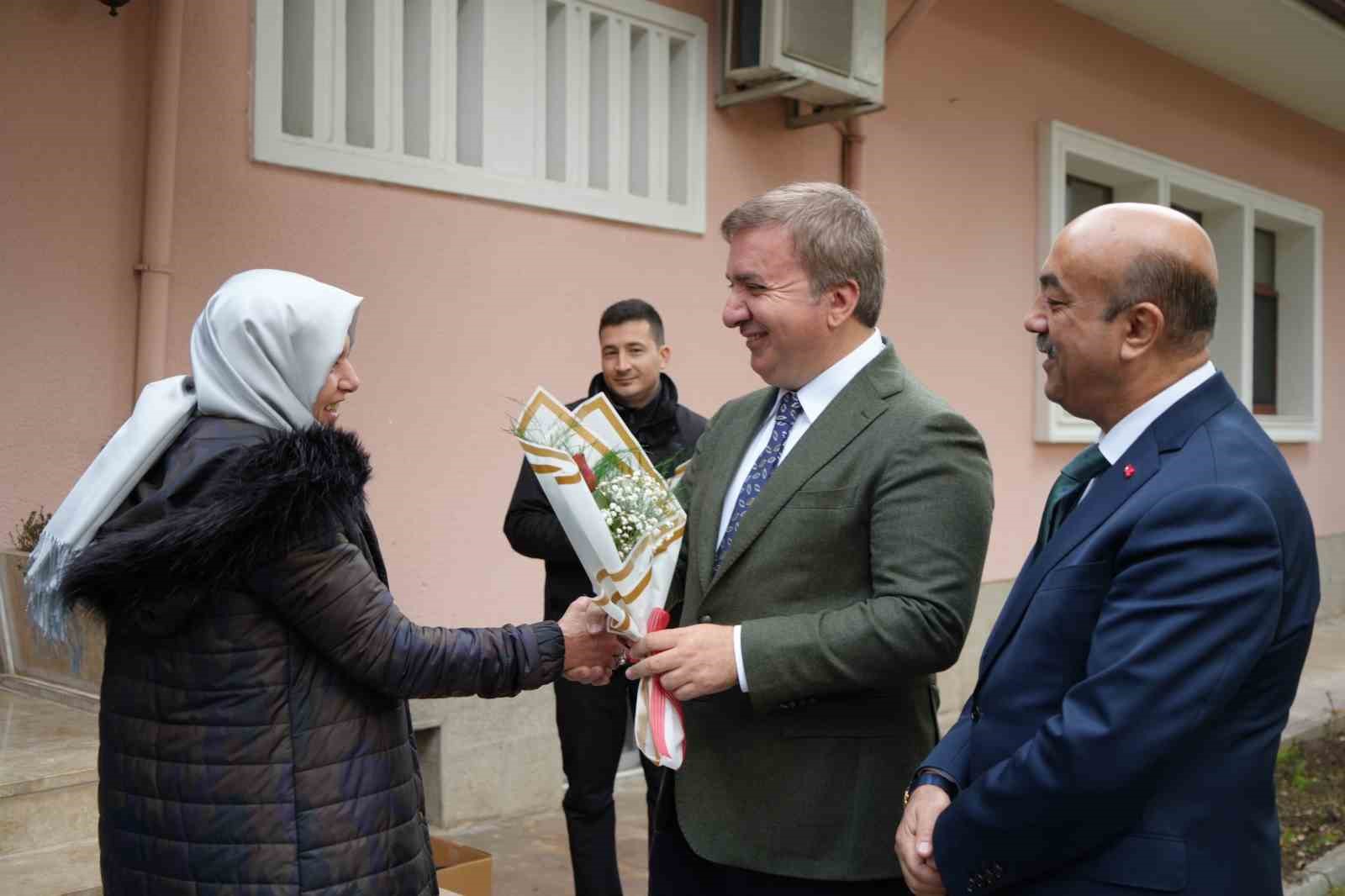 40 yıldır öğrencilere ışık tutan bilge çınarlar ‘Öğretmenler Günü’ öncesinde vali konağında ağırlandılar
