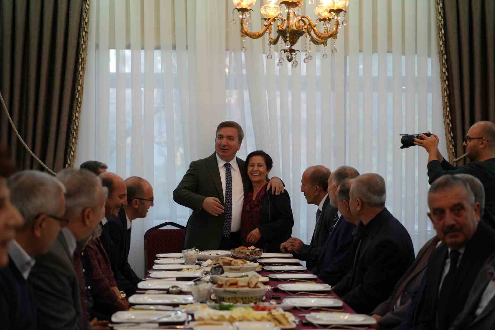 40 yıldır öğrencilere ışık tutan bilge çınarlar ‘Öğretmenler Günü’ öncesinde vali konağında ağırlandılar
