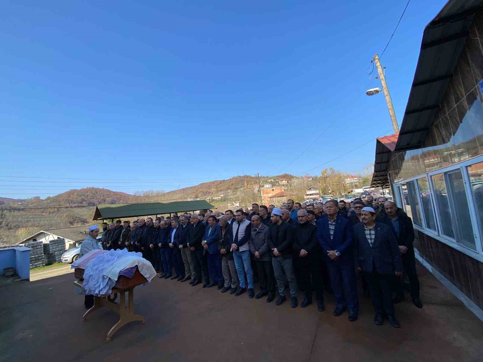 Evinde ölü bulunan genç sağlık çalışanı Zonguldak’ta defnedildi
