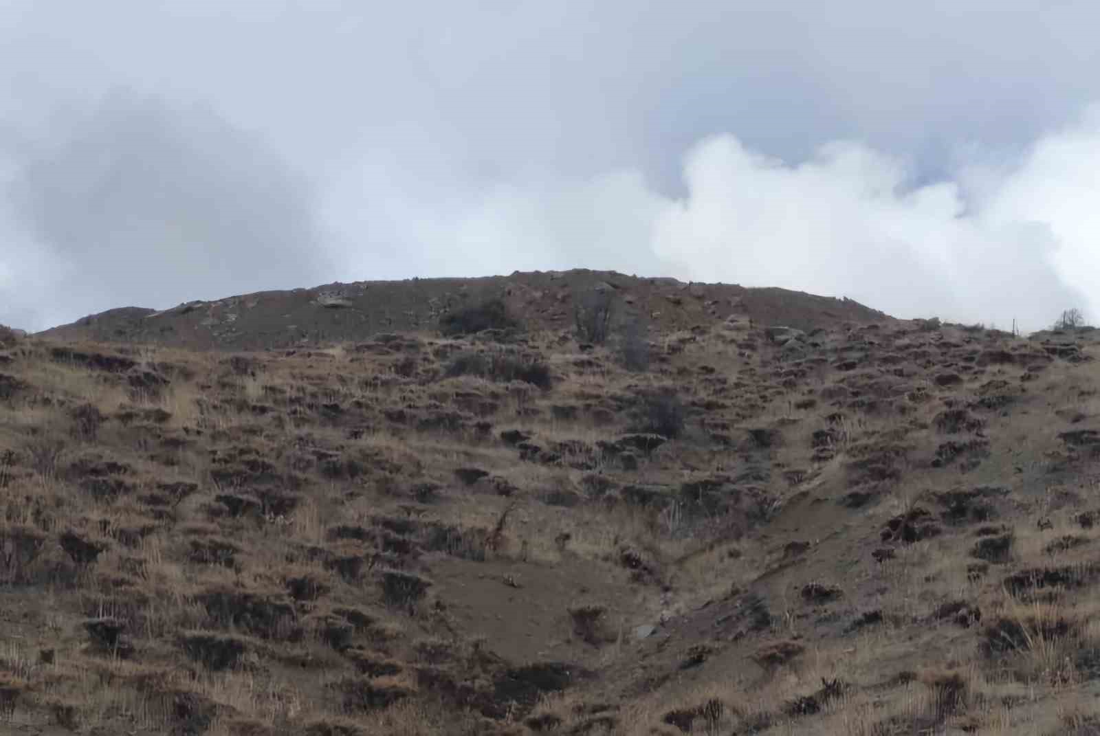 Yola düşen kaya parçaları tepkilere neden oluyor
