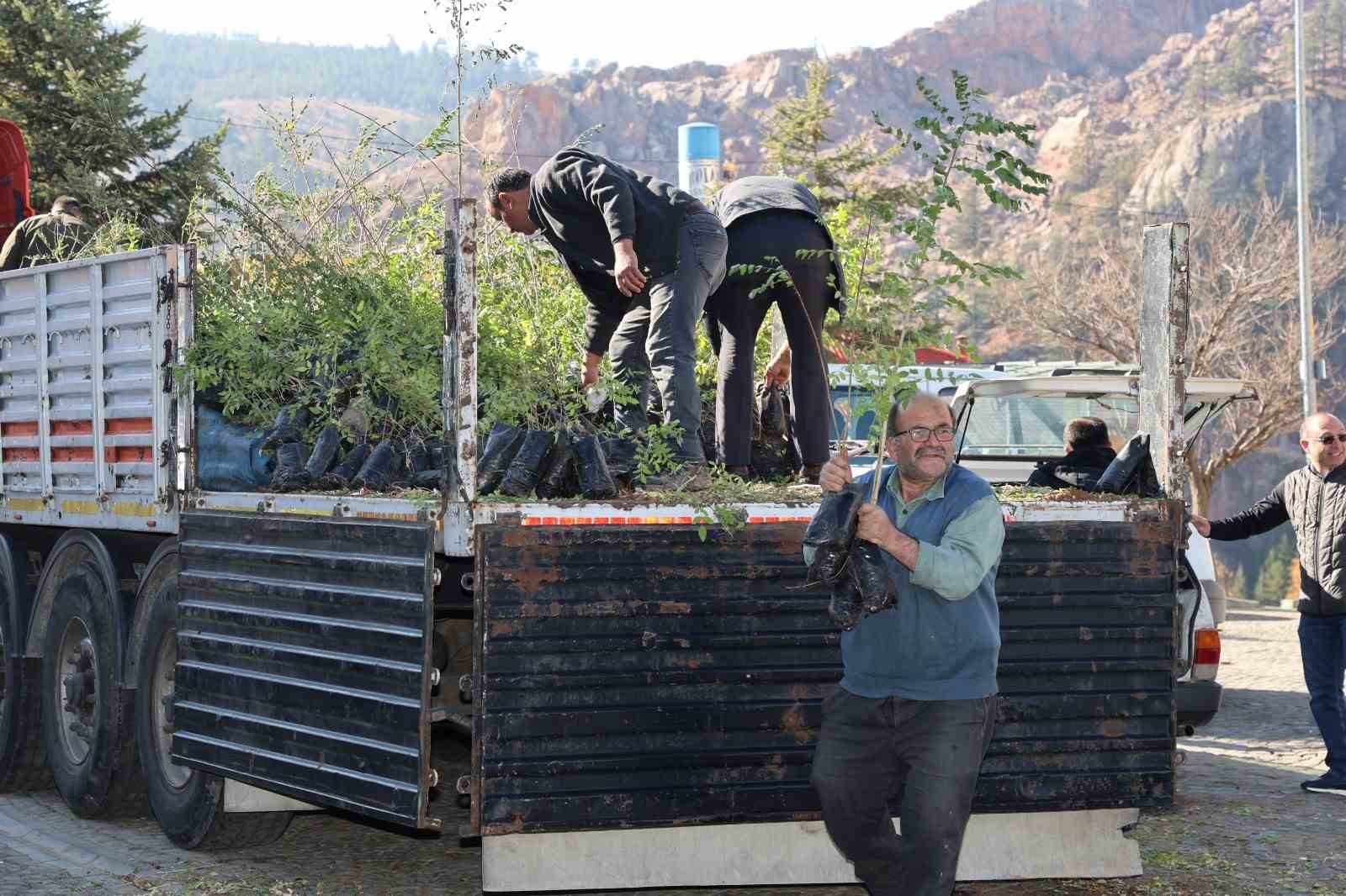 Konya Büyükşehir Belediyesi’nden çiftçiye sumak fidanı desteği
