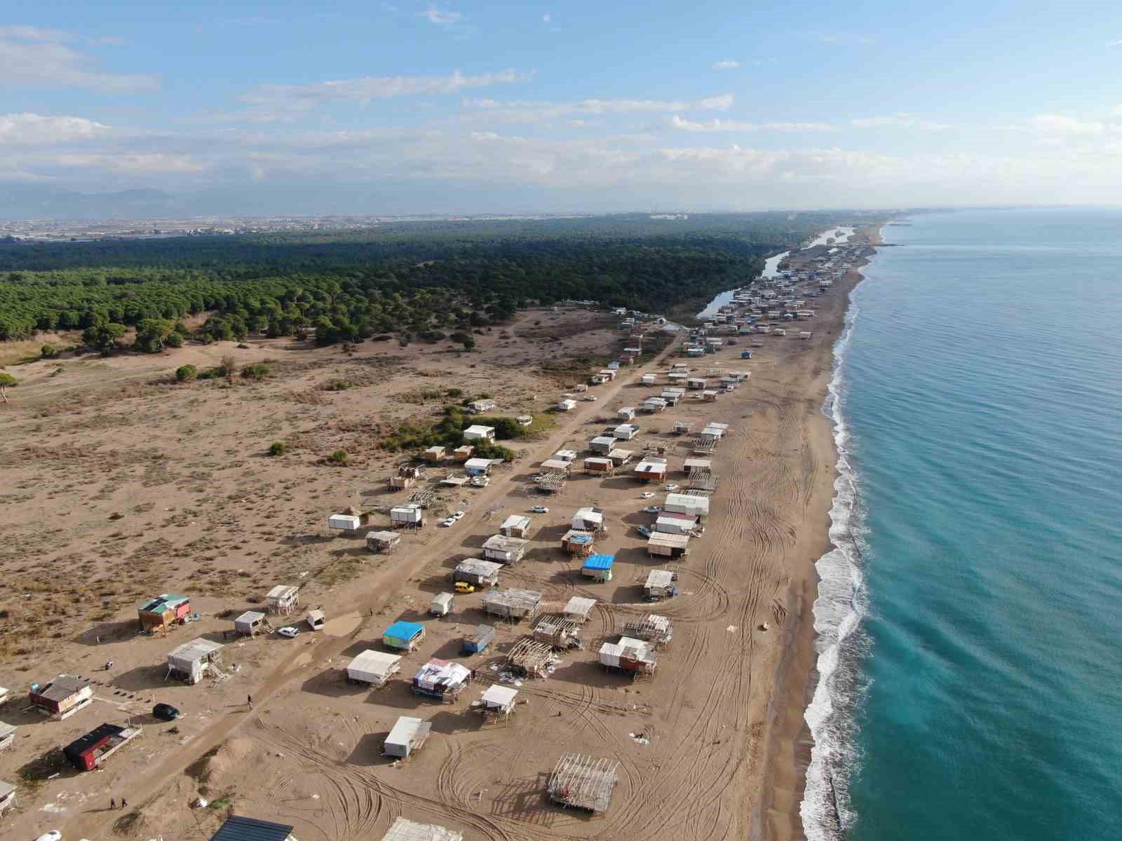 Yıkımı yılan hikayesine dönen denize sıfır çardaklar yine yıkılamadı
