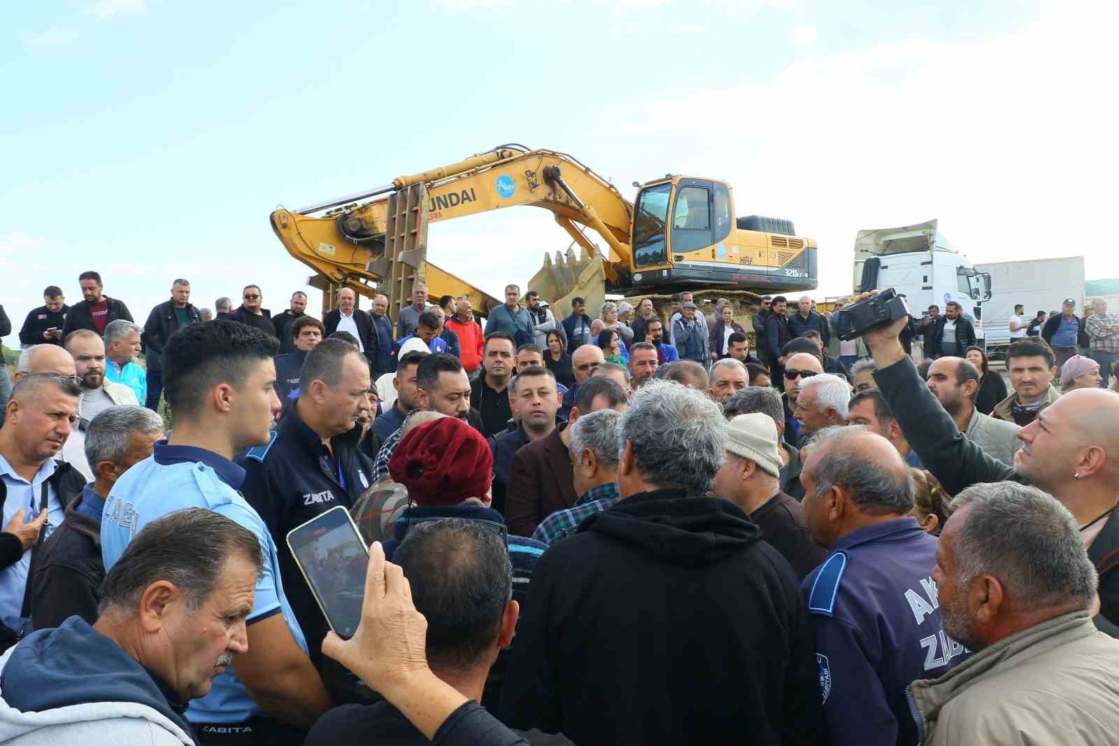 Yıkımı yılan hikayesine dönen denize sıfır çardaklar yine yıkılamadı
