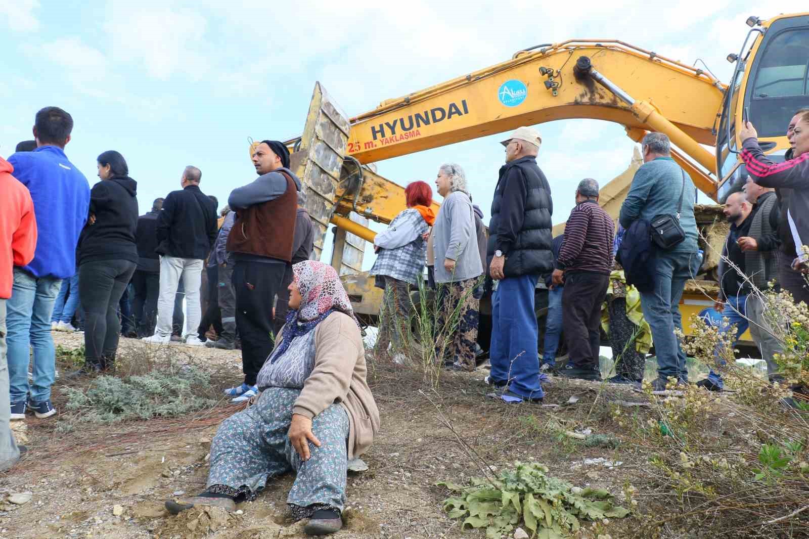 Yıkımı yılan hikayesine dönen denize sıfır çardaklar yine yıkılamadı
