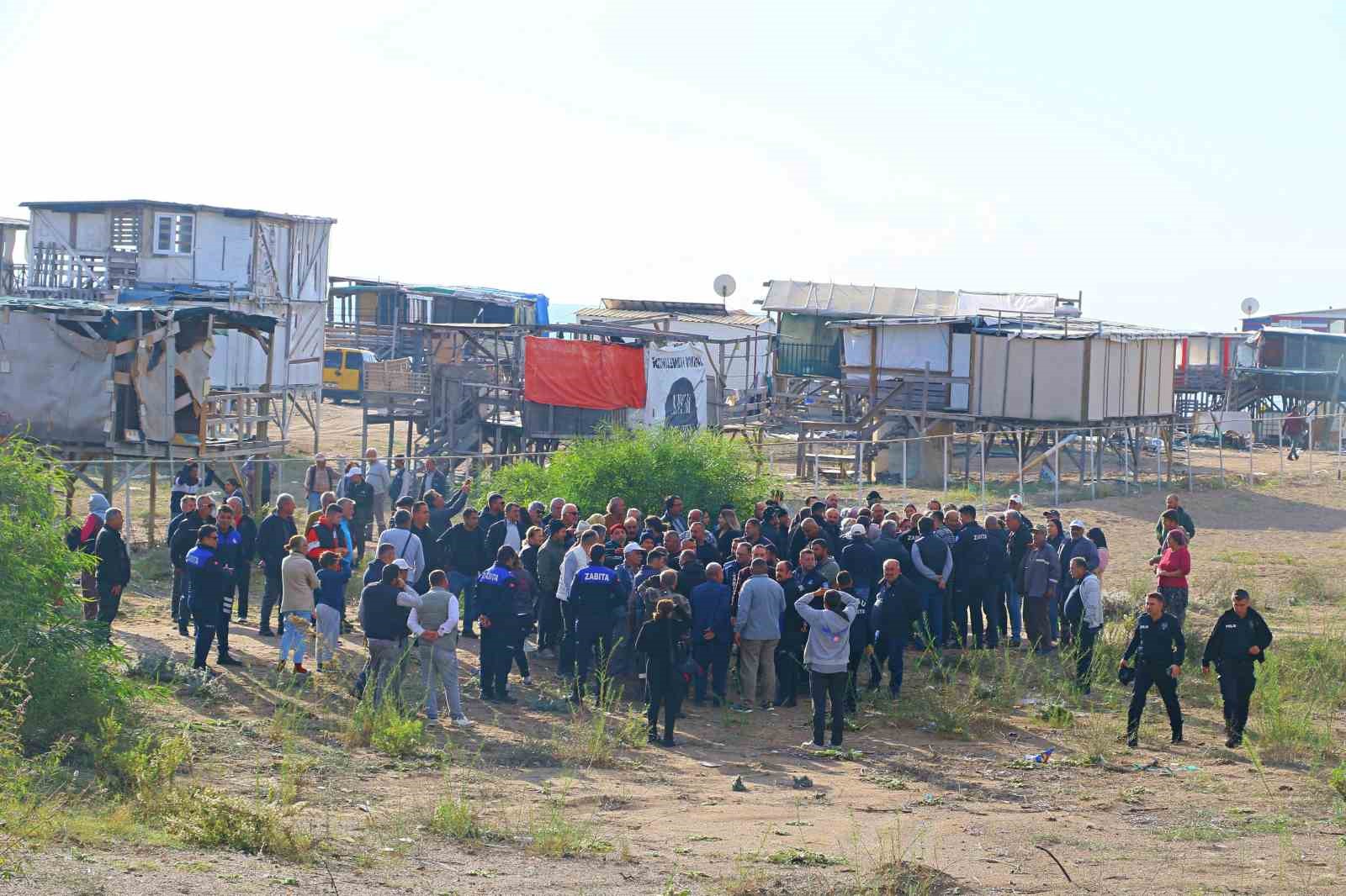 Yıkımı yılan hikayesine dönen denize sıfır çardaklar yine yıkılamadı
