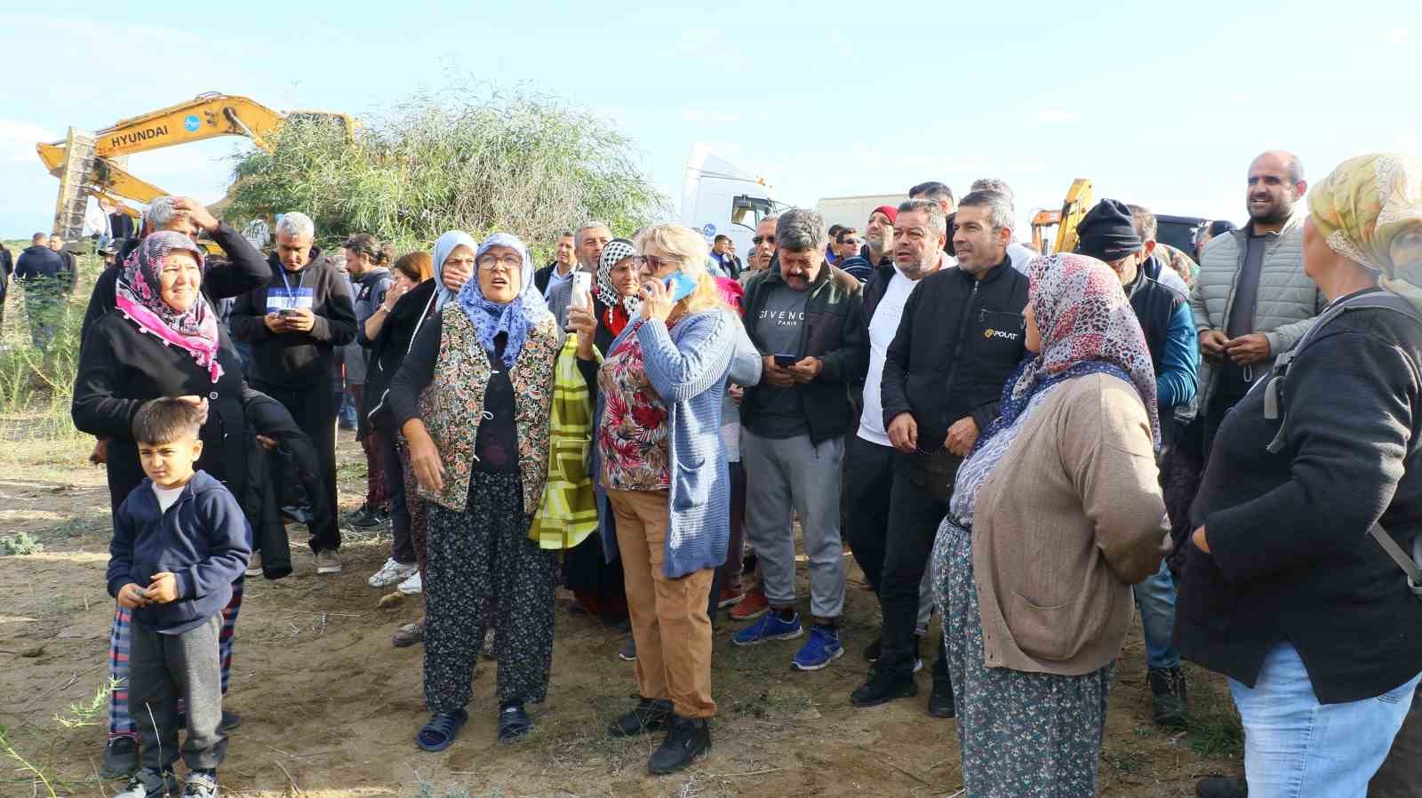 Yıkımı yılan hikayesine dönen denize sıfır çardaklar yine yıkılamadı
