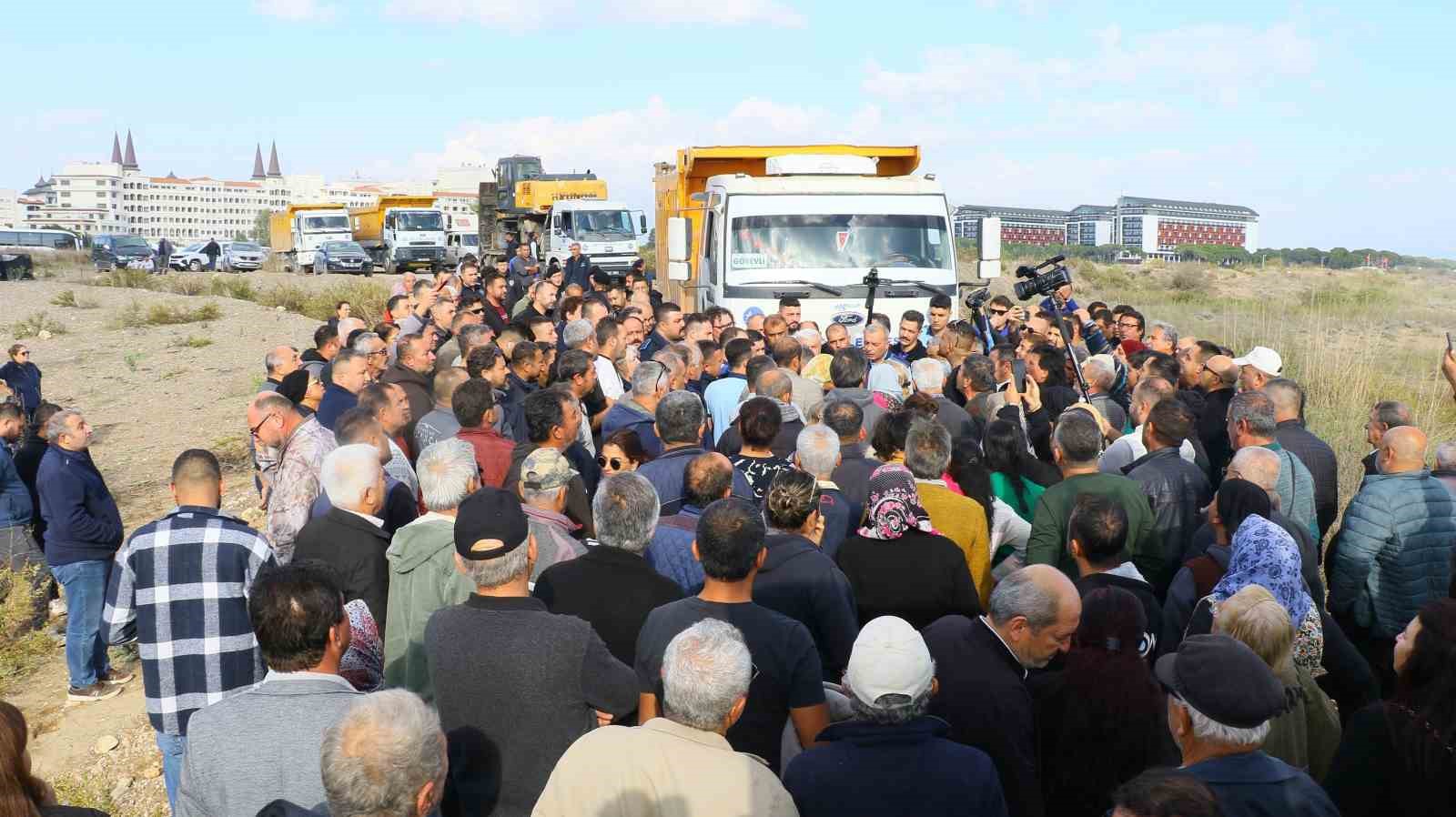 Yıkımı yılan hikayesine dönen denize sıfır çardaklar yine yıkılamadı
