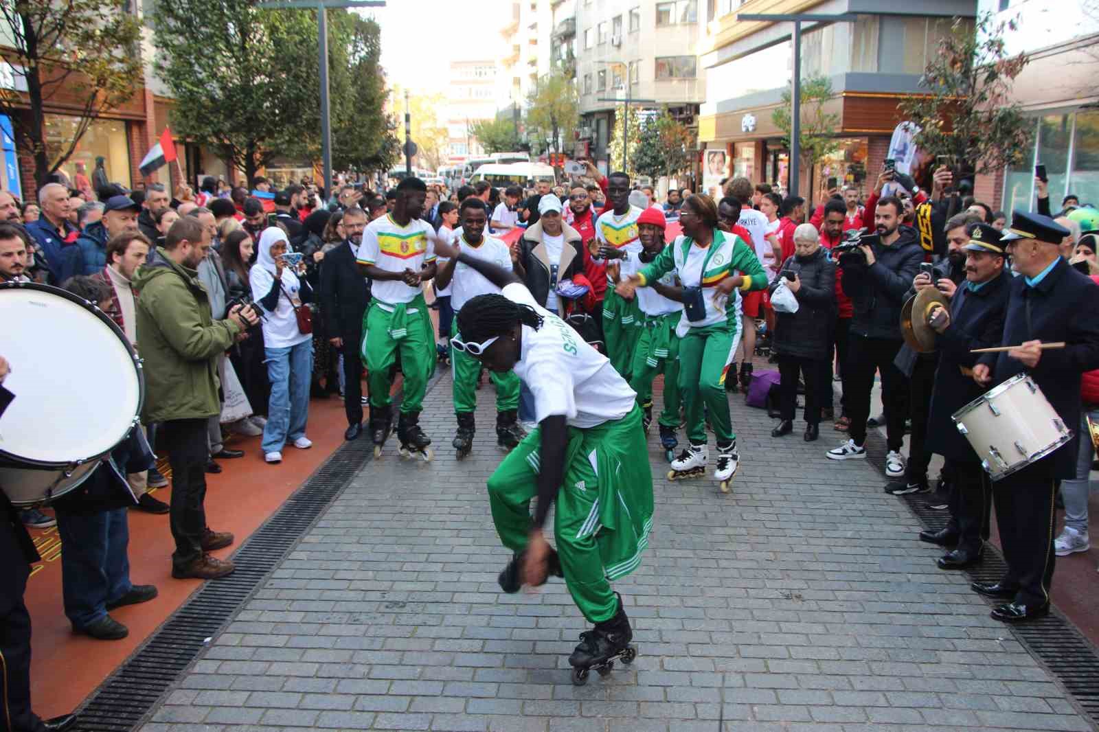 24 ülkenin paten sporcuları, Trabzon’da karnaval havası estirdi
