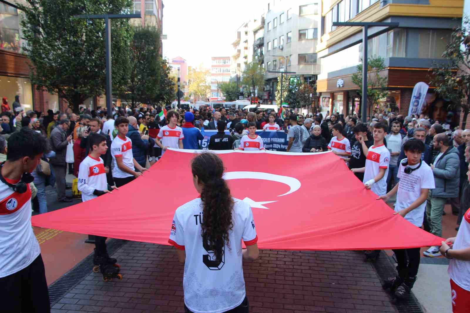 24 ülkenin paten sporcuları, Trabzon’da karnaval havası estirdi
