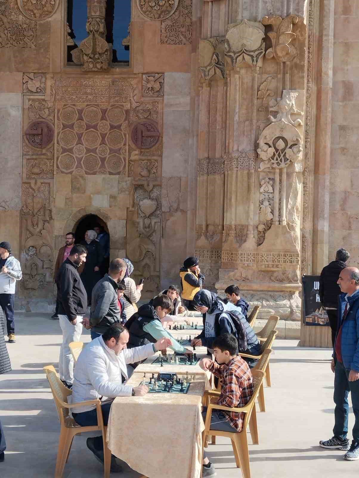 UNESCO Dünya Mirası listesindeki Ulu Camii’nin gölgesinde satranç turnuvası düzenlendi
