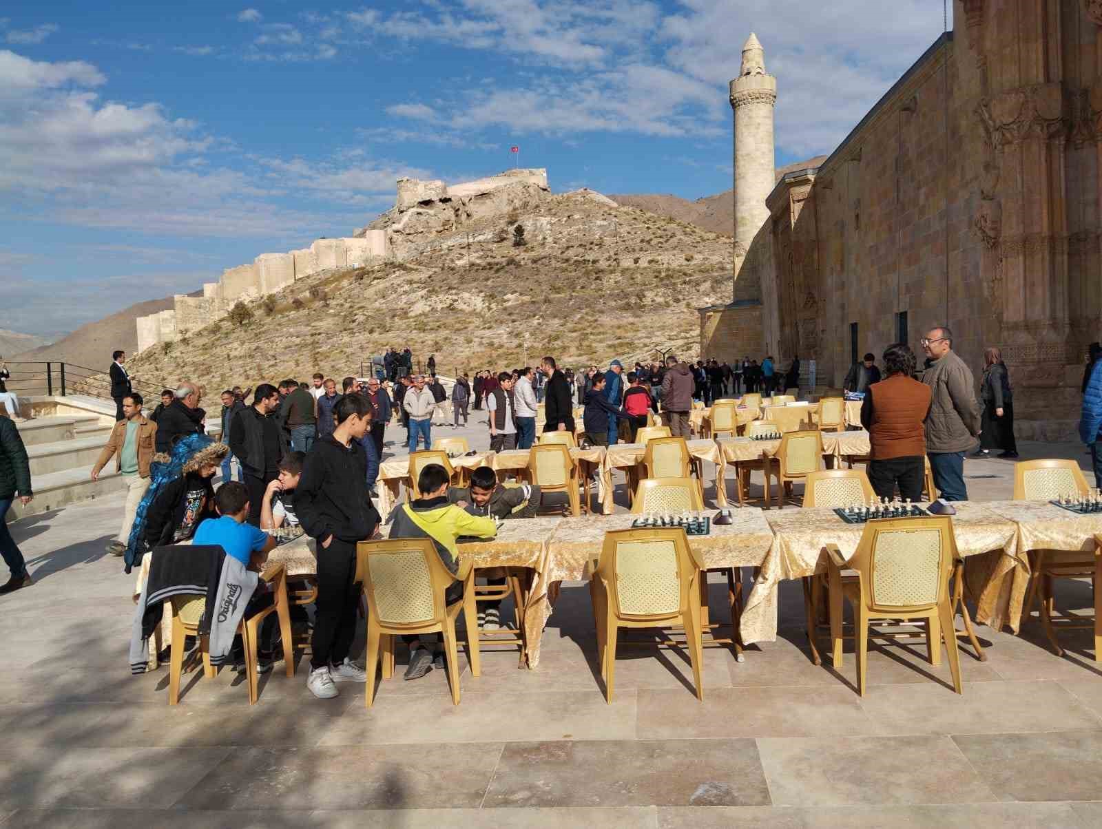 UNESCO Dünya Mirası listesindeki Ulu Camii’nin gölgesinde satranç turnuvası düzenlendi
