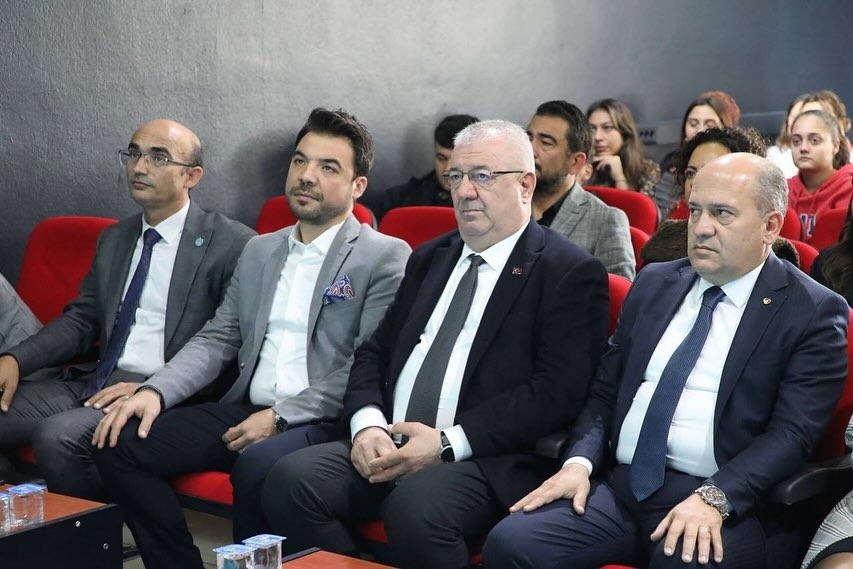 Altınoluk Meslek Yüksekokulu’nda konferans salonu açıldı
