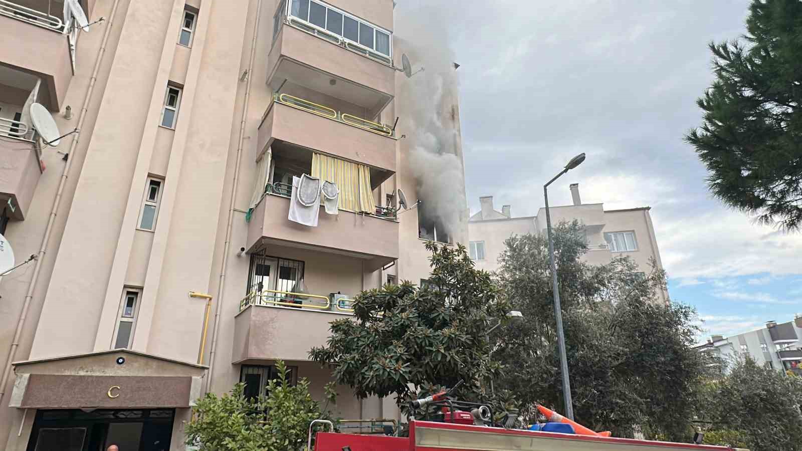 Kuşadası’nda elektrikli battaniye evi yaktı
