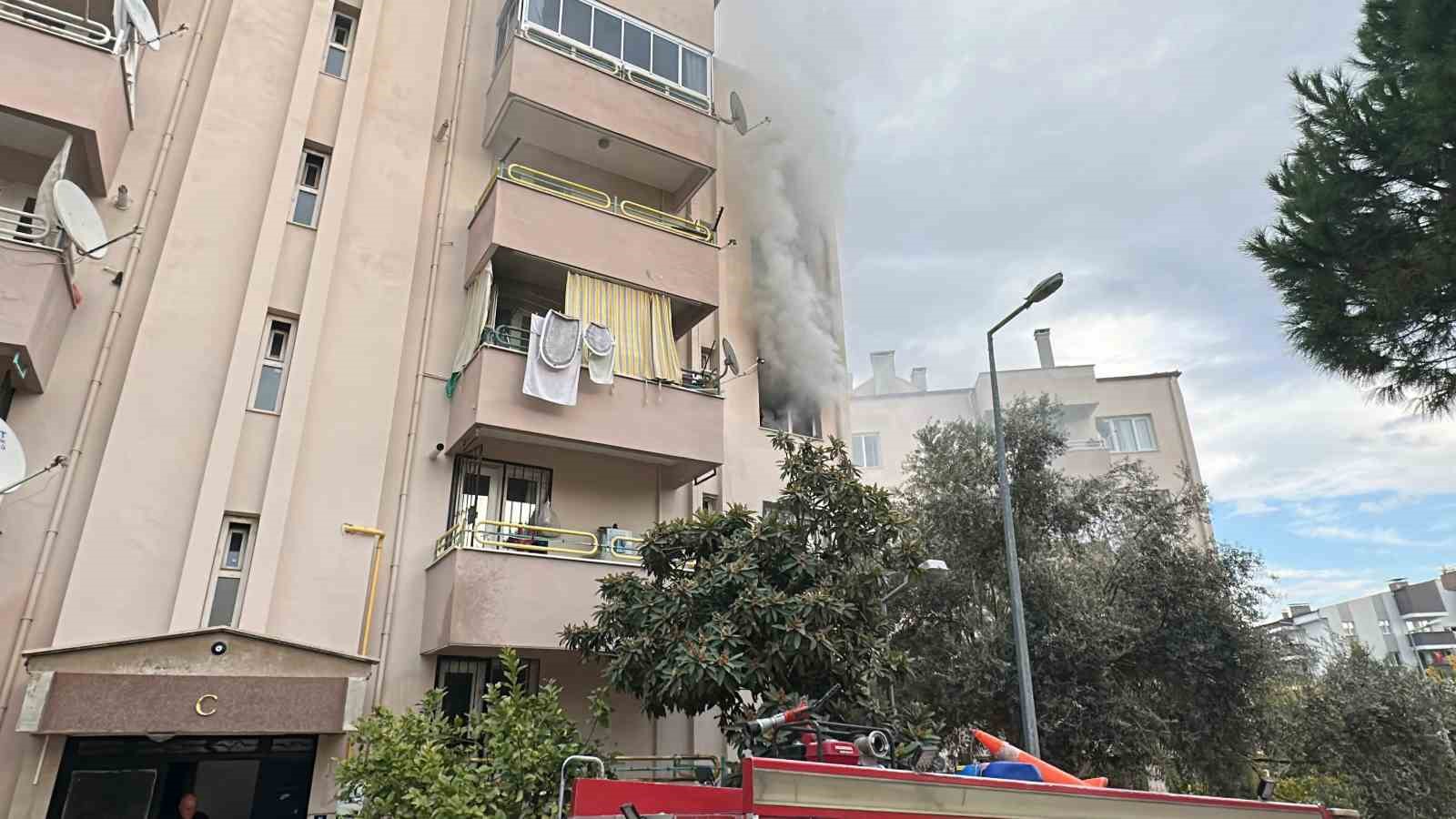 Kuşadası’nda elektrikli battaniye evi yaktı
