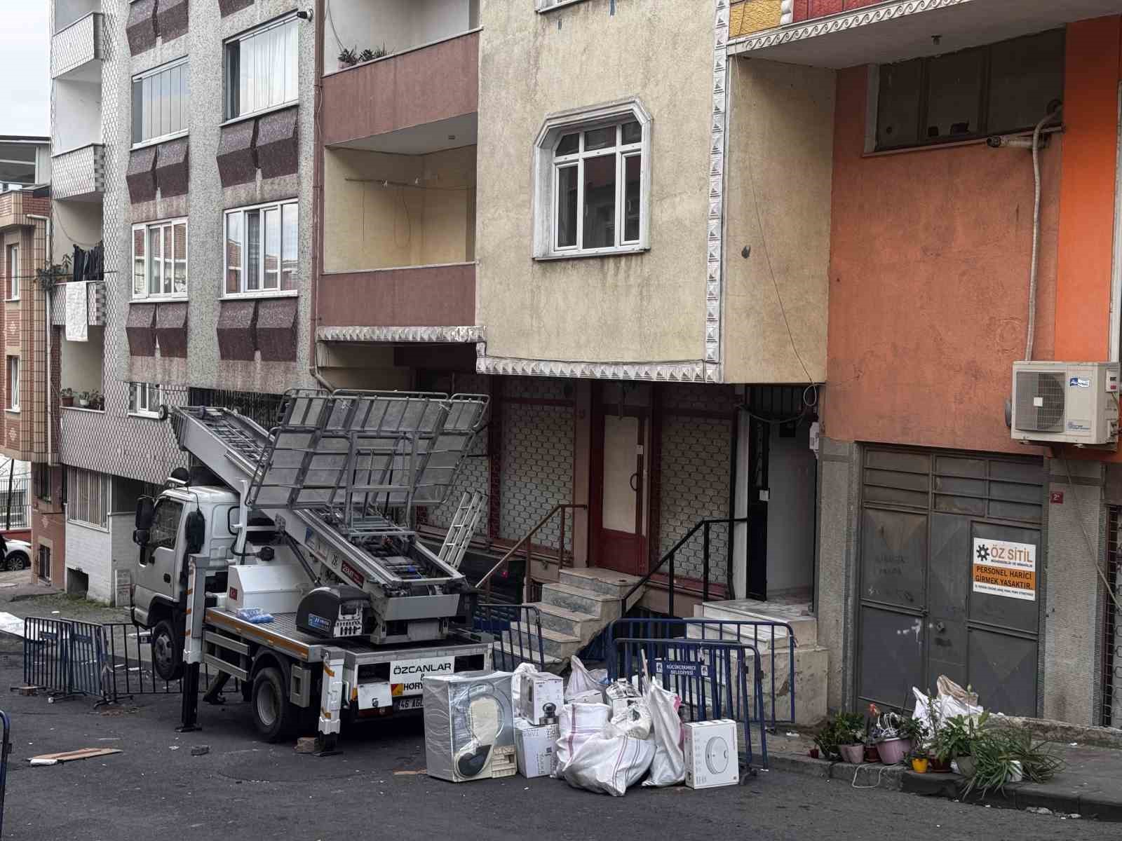 Küçükçekmece’de kolonları patlayan 5 katlı bina tahliye ediliyor
