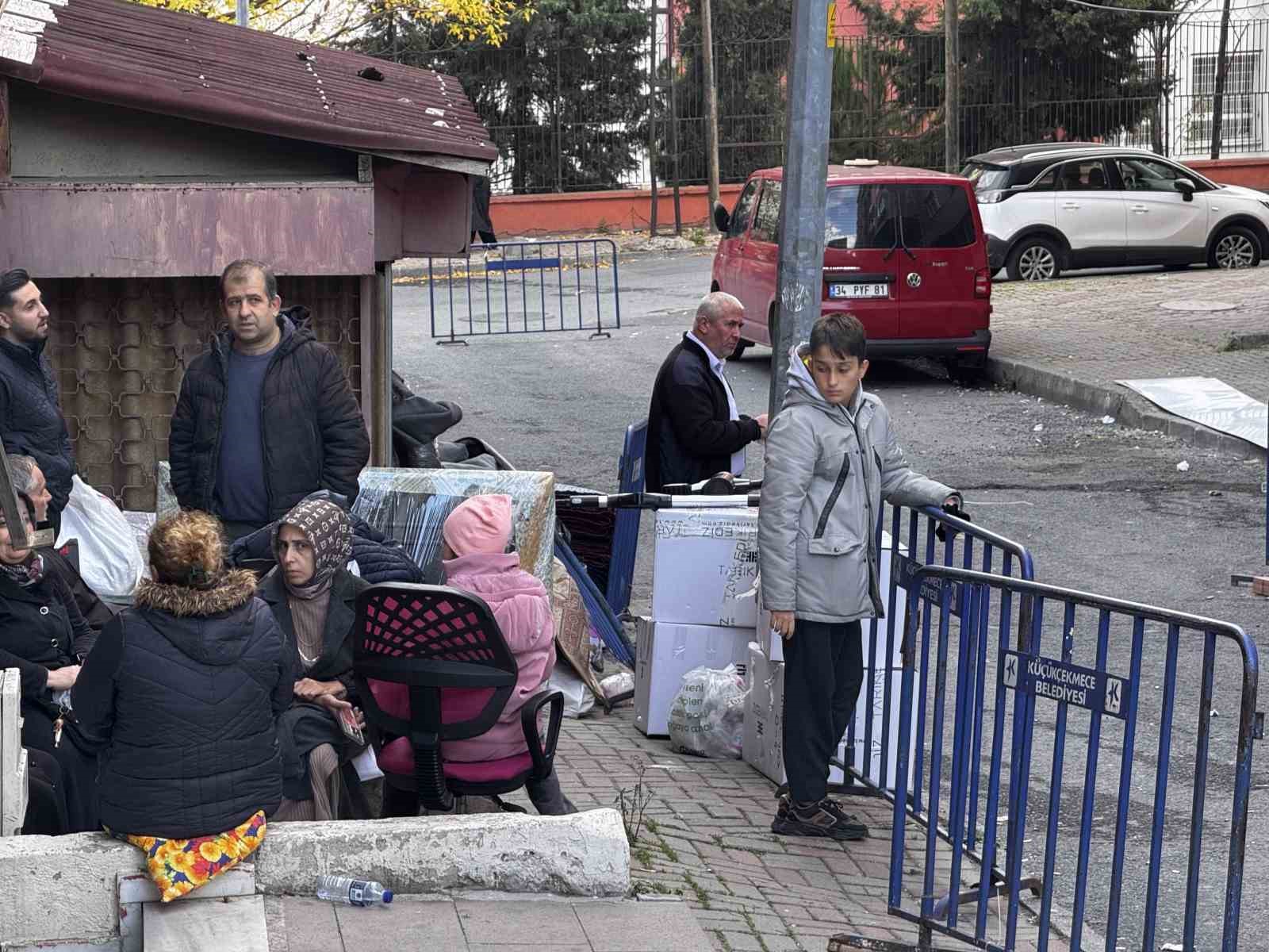 Küçükçekmece’de kolonları patlayan 5 katlı bina tahliye ediliyor
