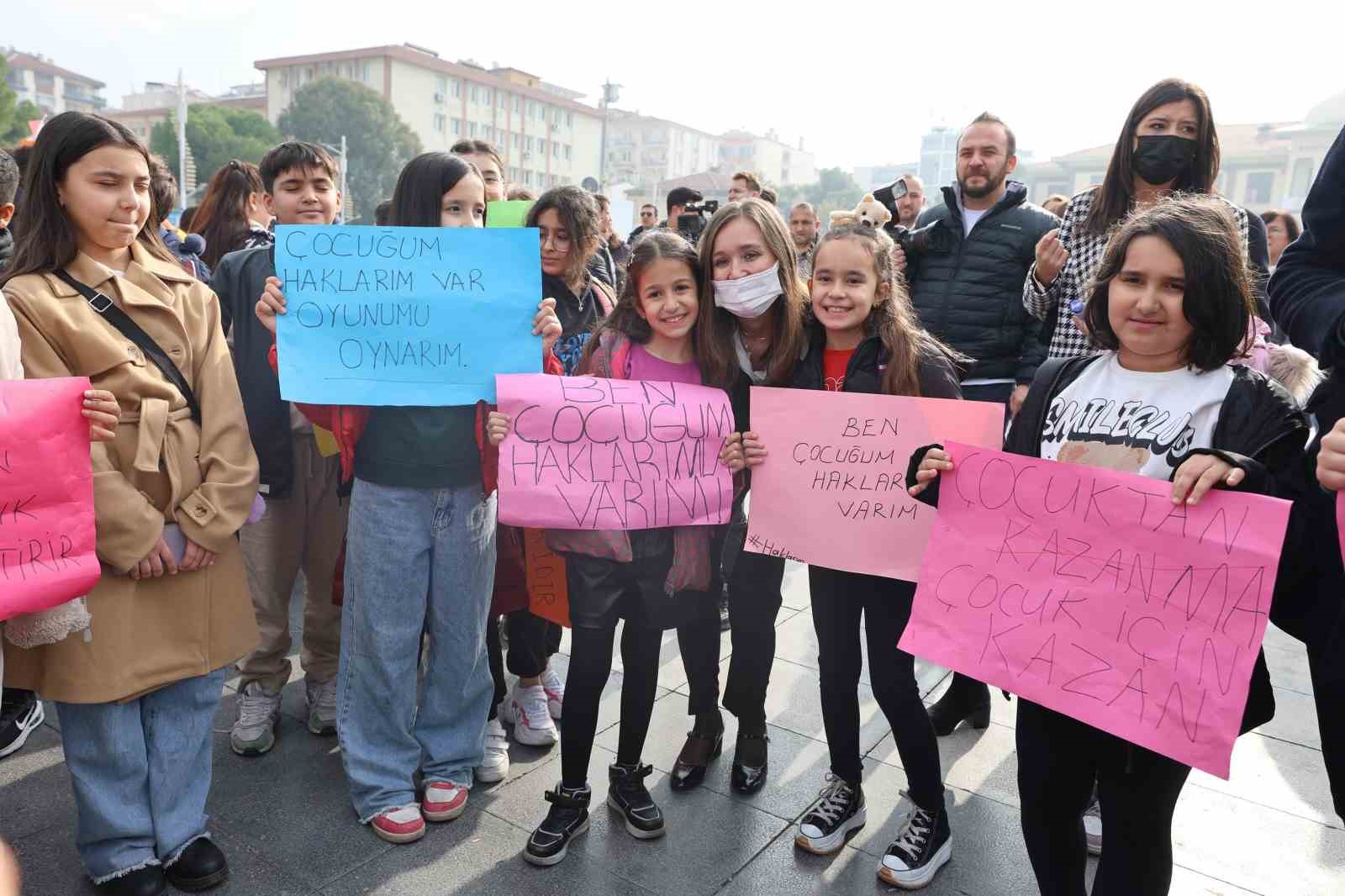 Manisa’da çocuklar hakları için yürüdü
