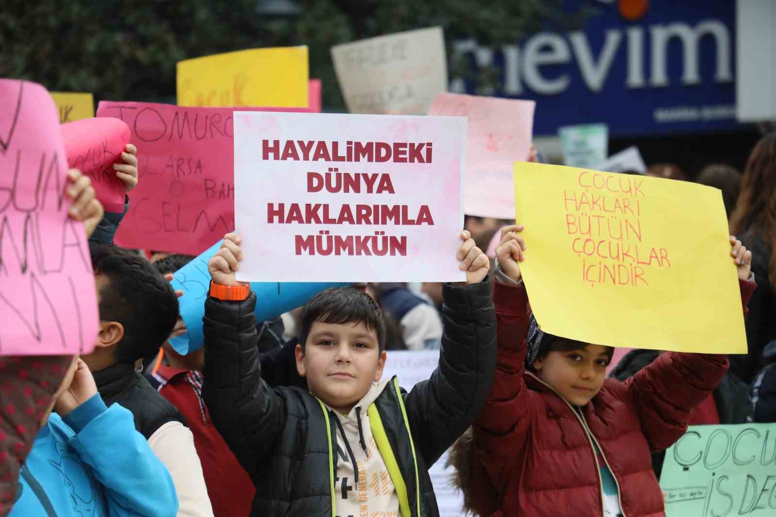 Manisa’da çocuklar hakları için yürüdü
