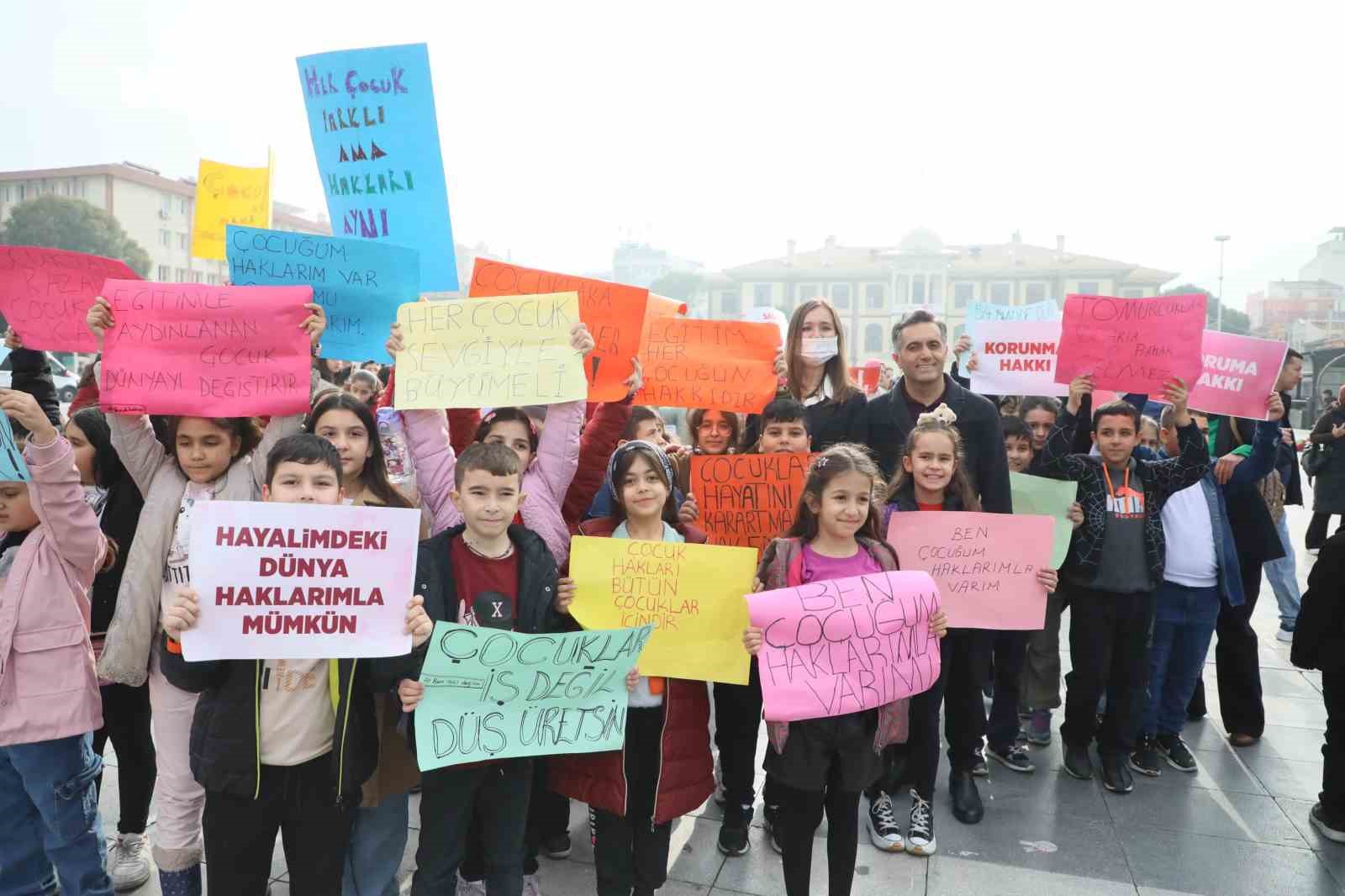 Manisa’da çocuklar hakları için yürüdü
