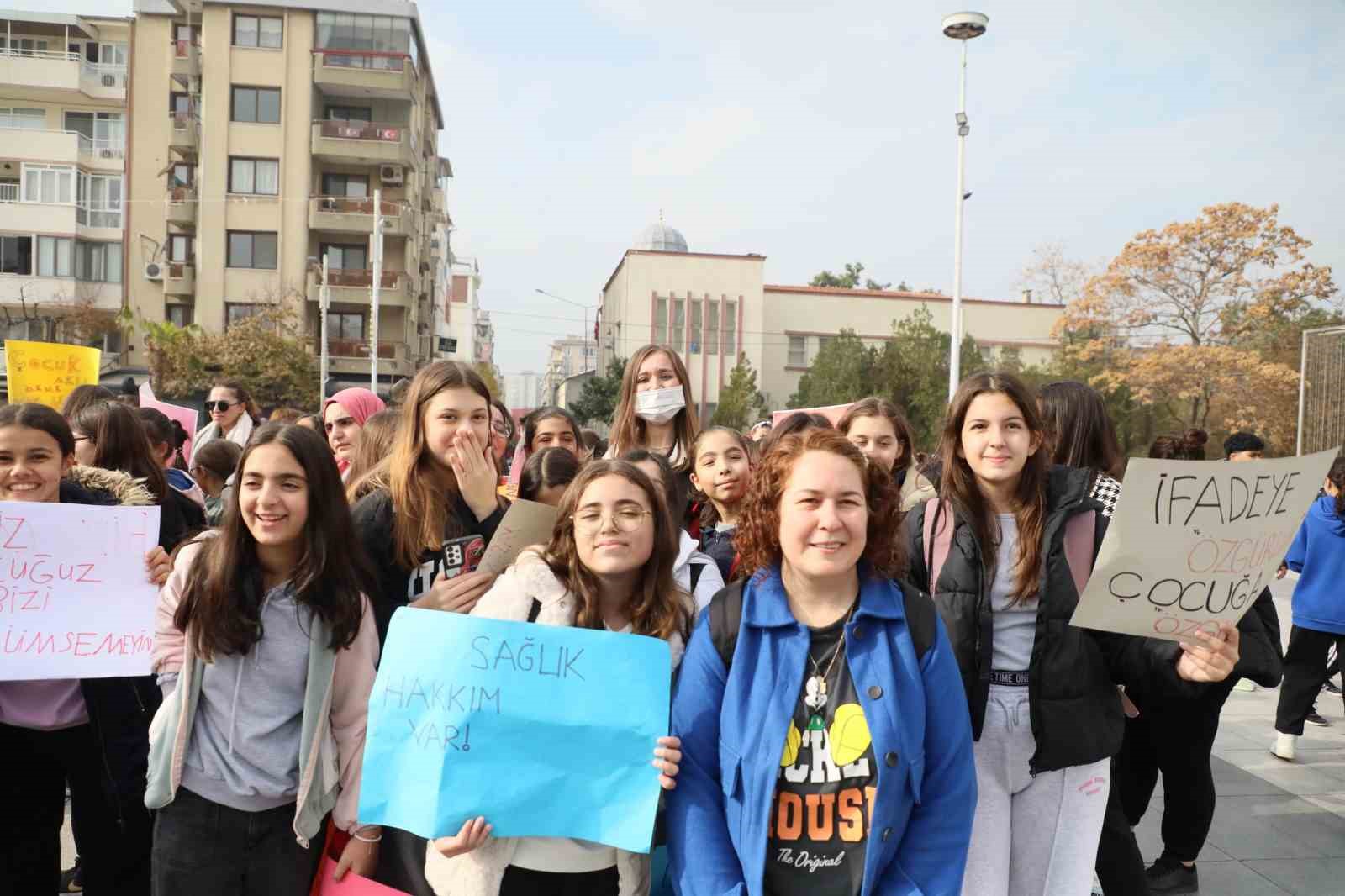 Manisa’da çocuklar hakları için yürüdü
