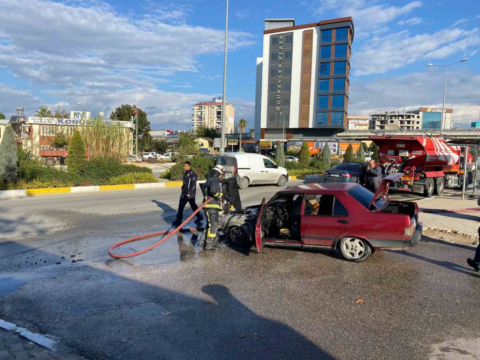 Otopark çıkışında alev alan otomobil kullanılamaz hale geldi
