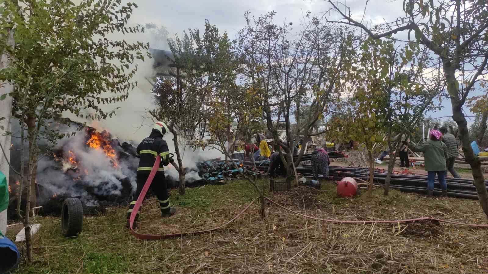 Bahçedeki samanlar alev alev yandı
