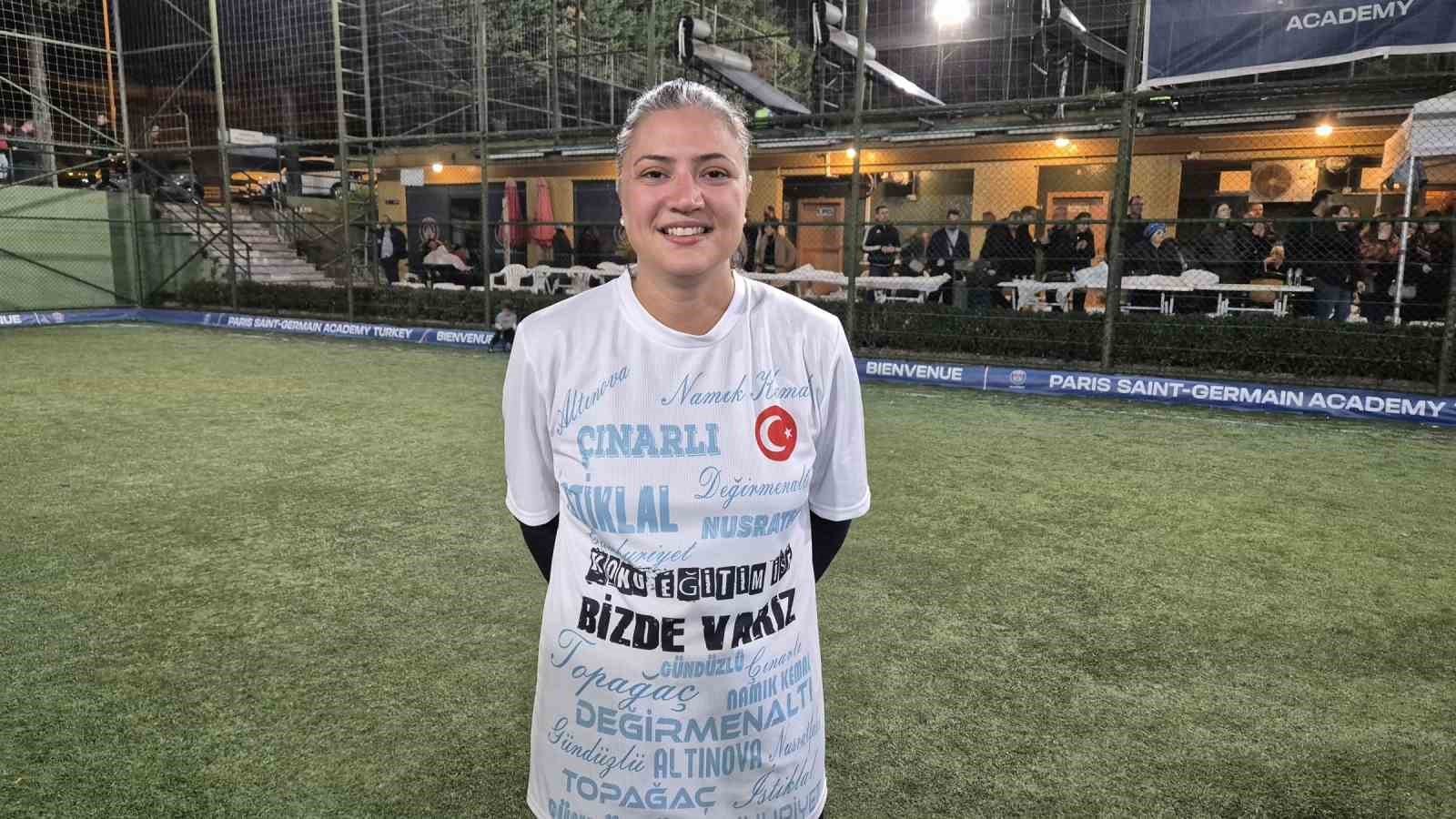 Topuklu kramponlar eğitim için futbol maçı yaptı
