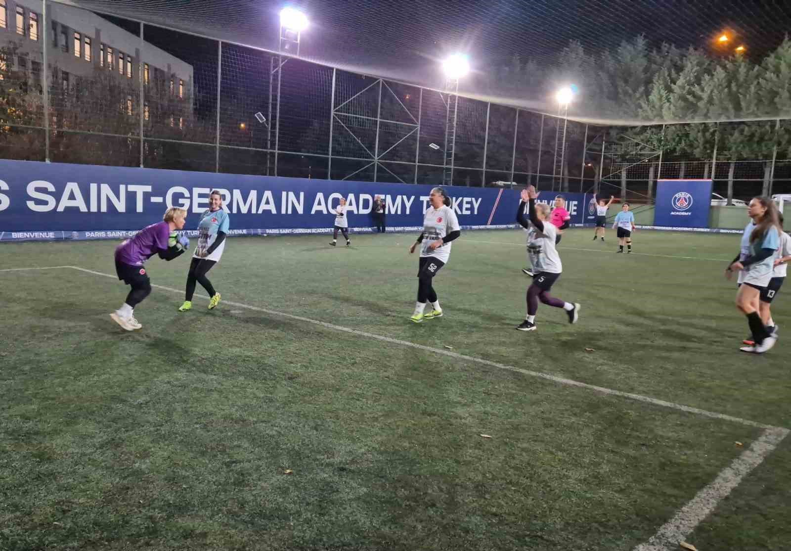 Topuklu kramponlar eğitim için futbol maçı yaptı
