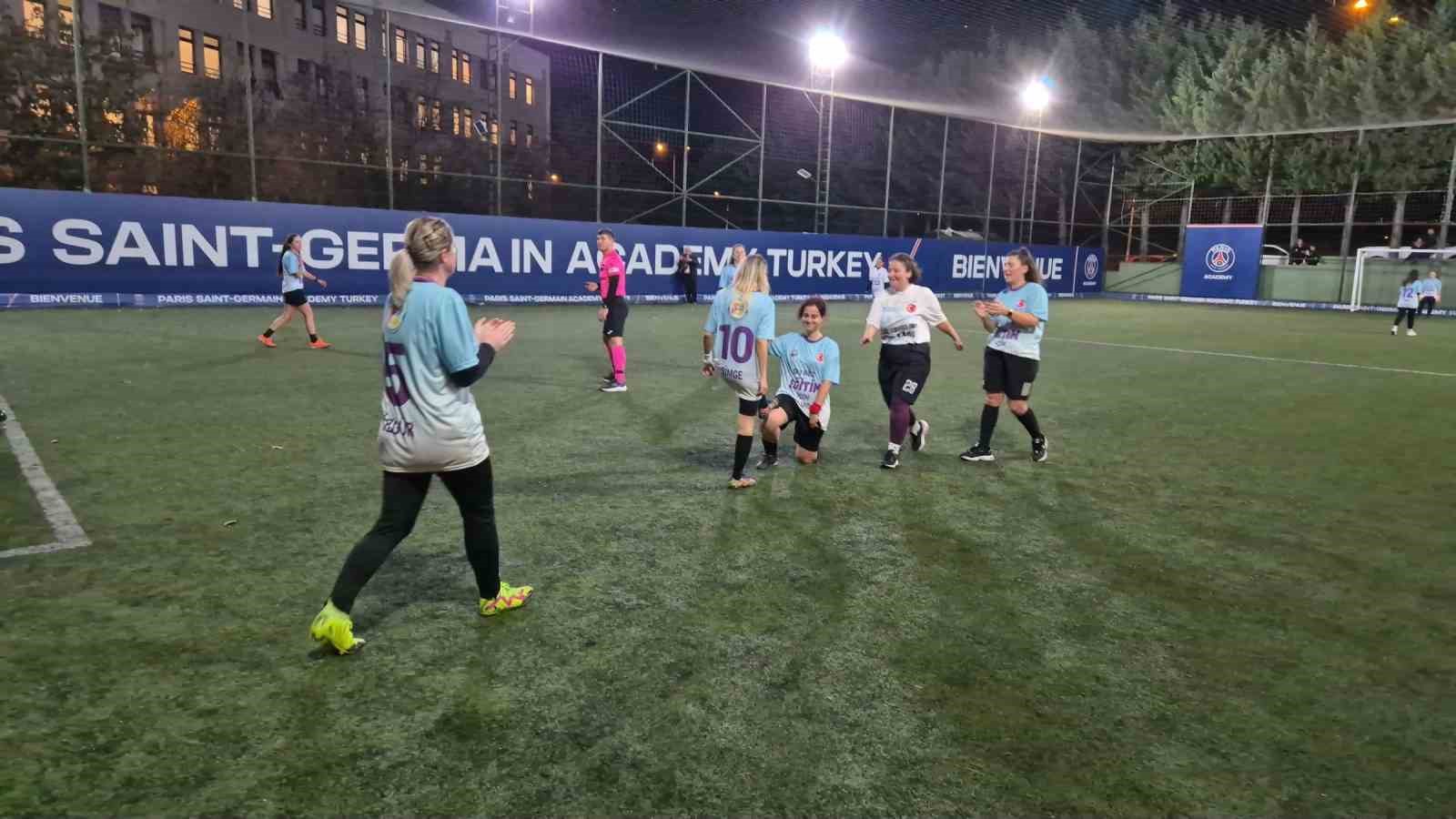 Topuklu kramponlar eğitim için futbol maçı yaptı
