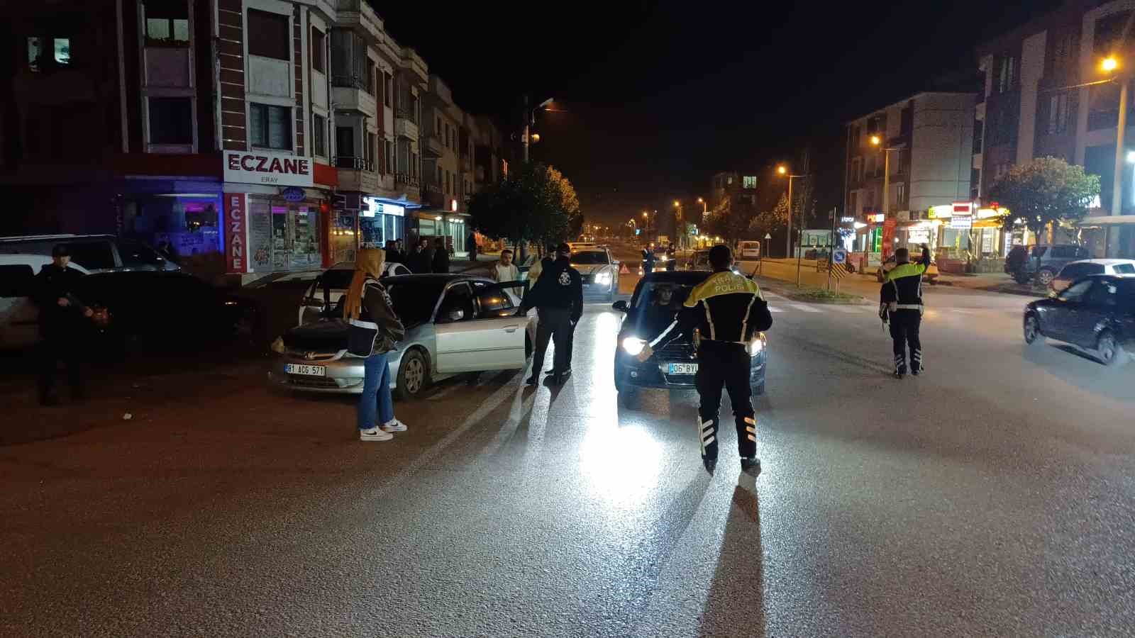 Narkotik köpekli uygulamada araçlar didik didik arandı
