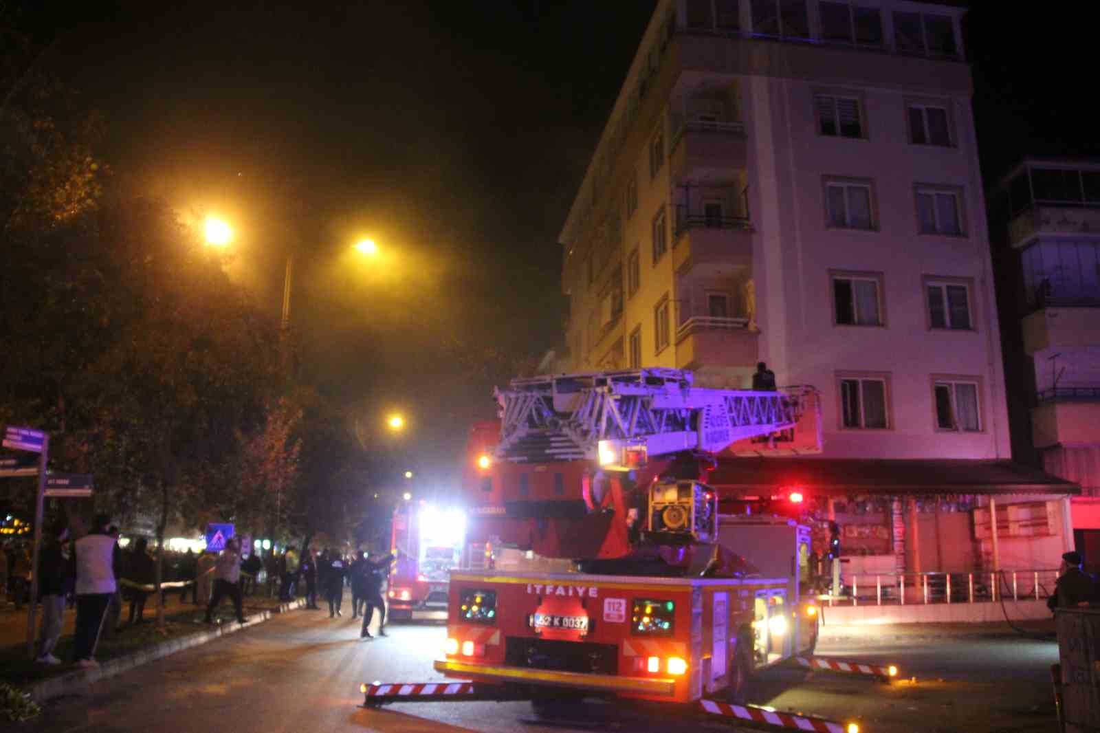 Ordu’da 5 katlı binanın deposunda yangın: 14 kişi tahliye edildi, 1 kişi dumandan etkilendi
