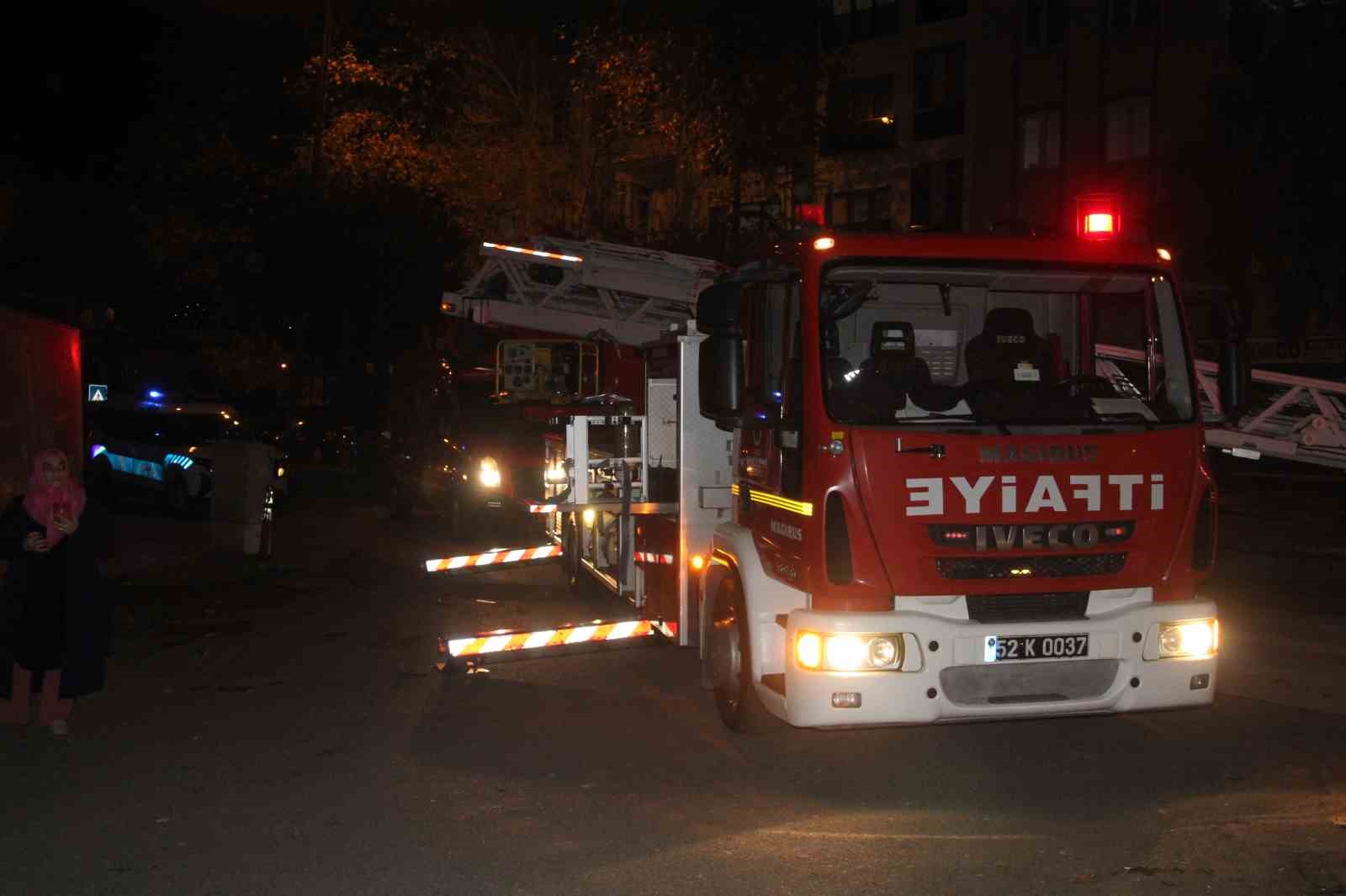 Ordu’da 5 katlı binanın deposunda yangın: 14 kişi tahliye edildi, 1 kişi dumandan etkilendi
