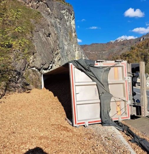 Ordu’da devrilen tırın altında kalan sürücü hayatını kaybetti
