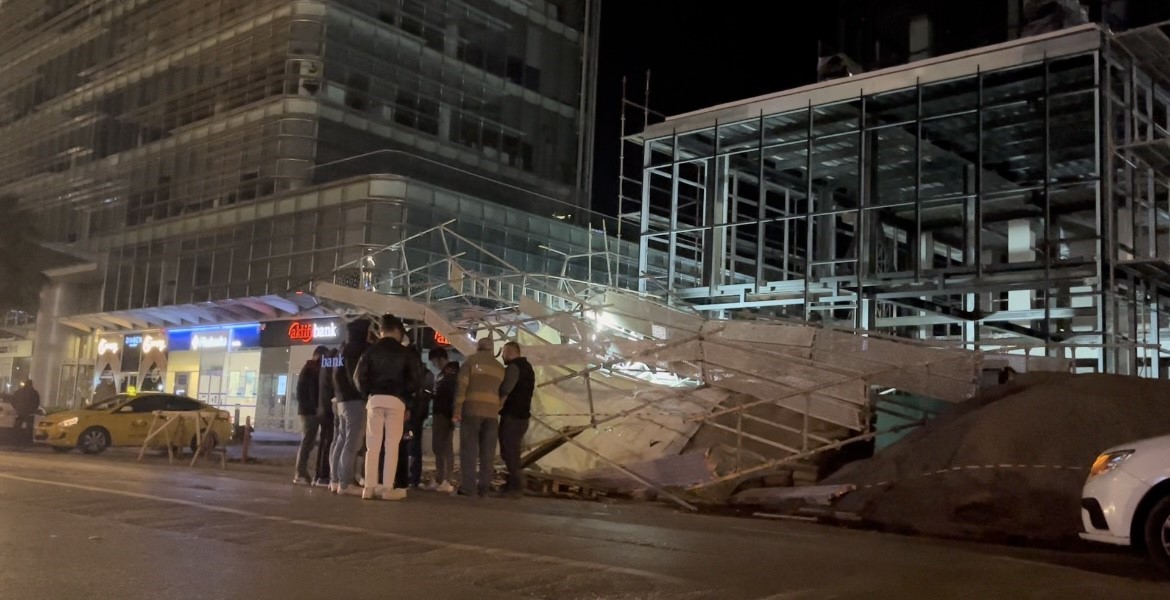 Bursa’da fırtına binanın iskelesini devirdi, ağaçları yerinden söktü
