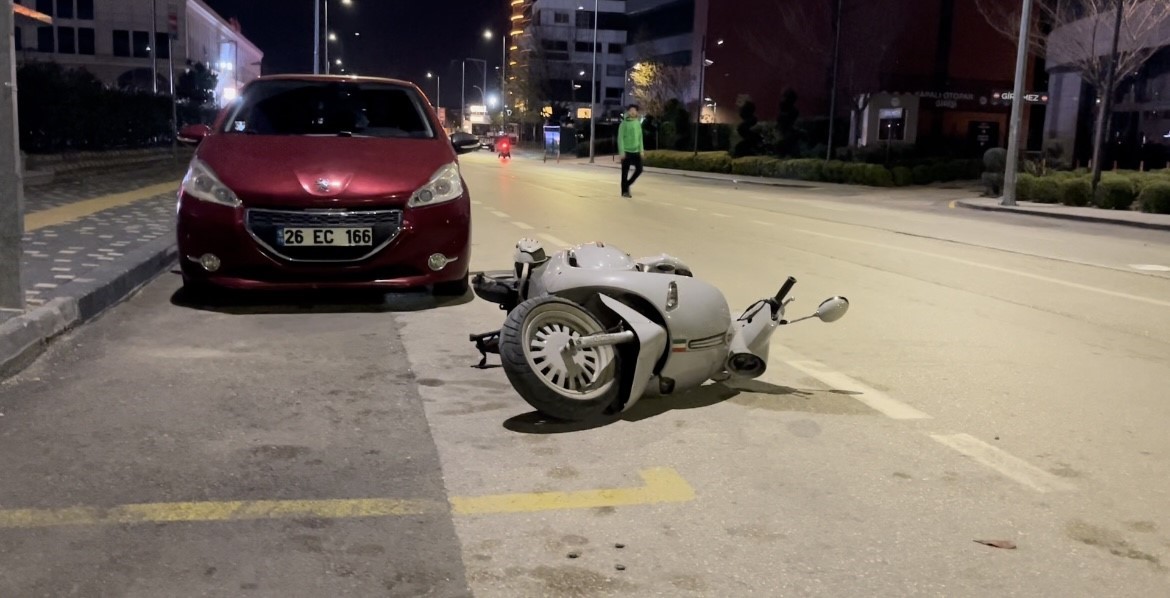 Bursa’da fırtına binanın iskelesini devirdi, ağaçları yerinden söktü
