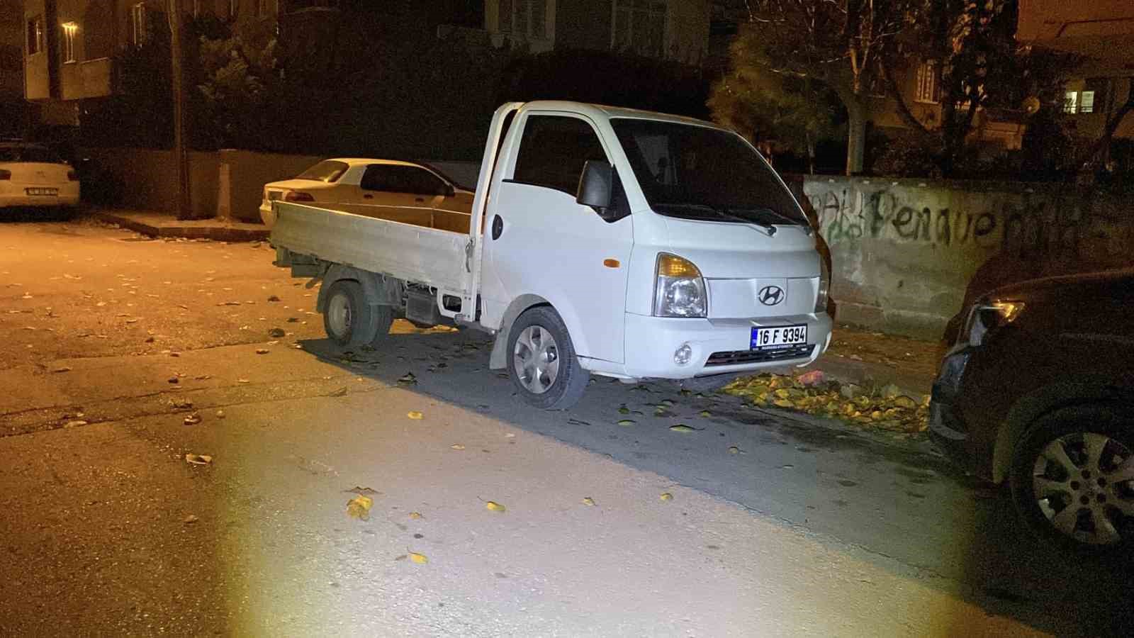 17 yaşındaki sürücü, kamyonetle trafik polisine çarpıp 20 metre sürükledi... Kaza anı kamerada
