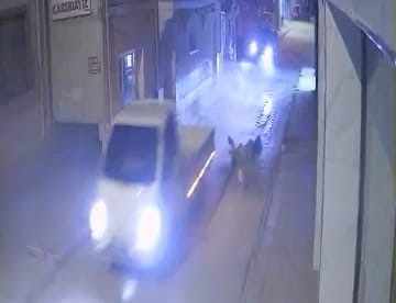 17 yaşındaki sürücü, kamyonetle trafik polisine çarpıp 20 metre sürükledi... Kaza anı kamerada
