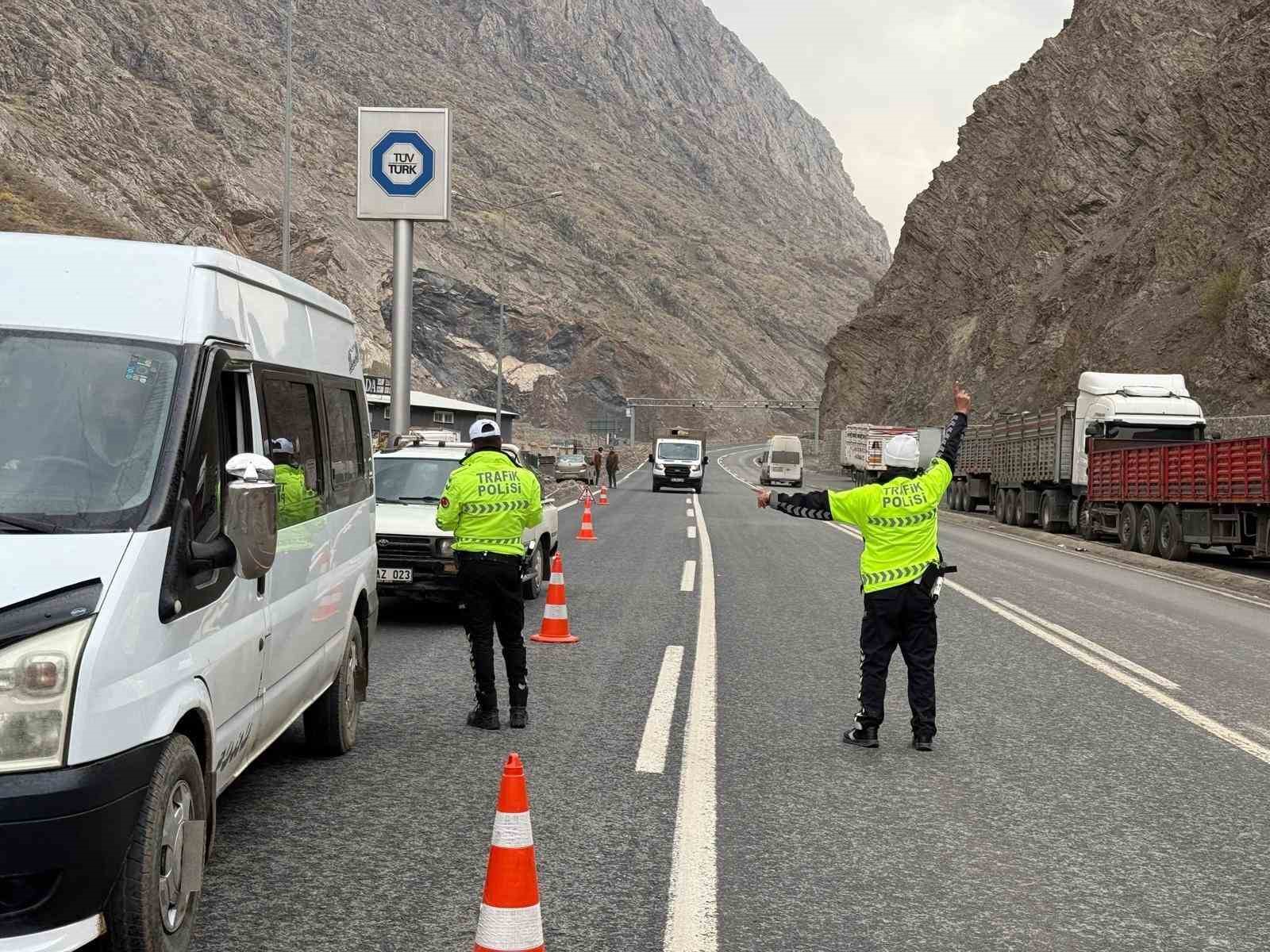 Hakkari Valiliğinde kış lastiği uyarısı
