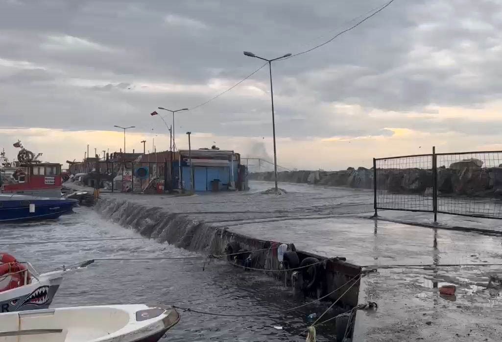 Şiddetli lodos nedeniyle İstanbul’da deniz taştı, tekneler zarar gördü
