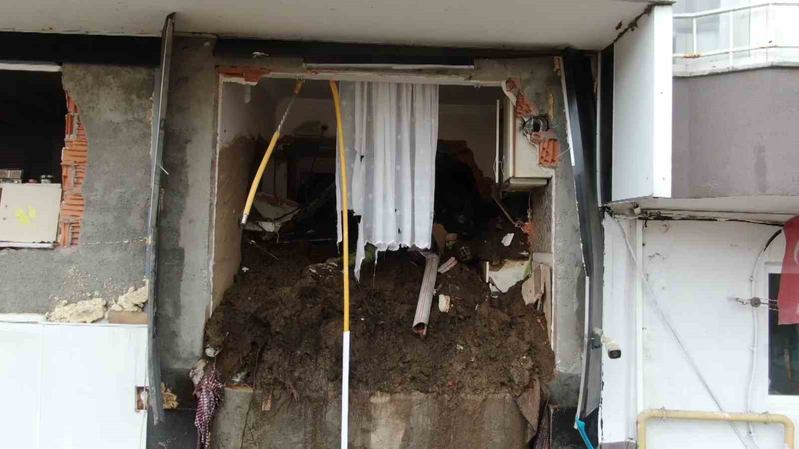 Rize’de heyelan nedeniyle tahliye edilen apartman sakinlerinin bekleyişi sürüyor
