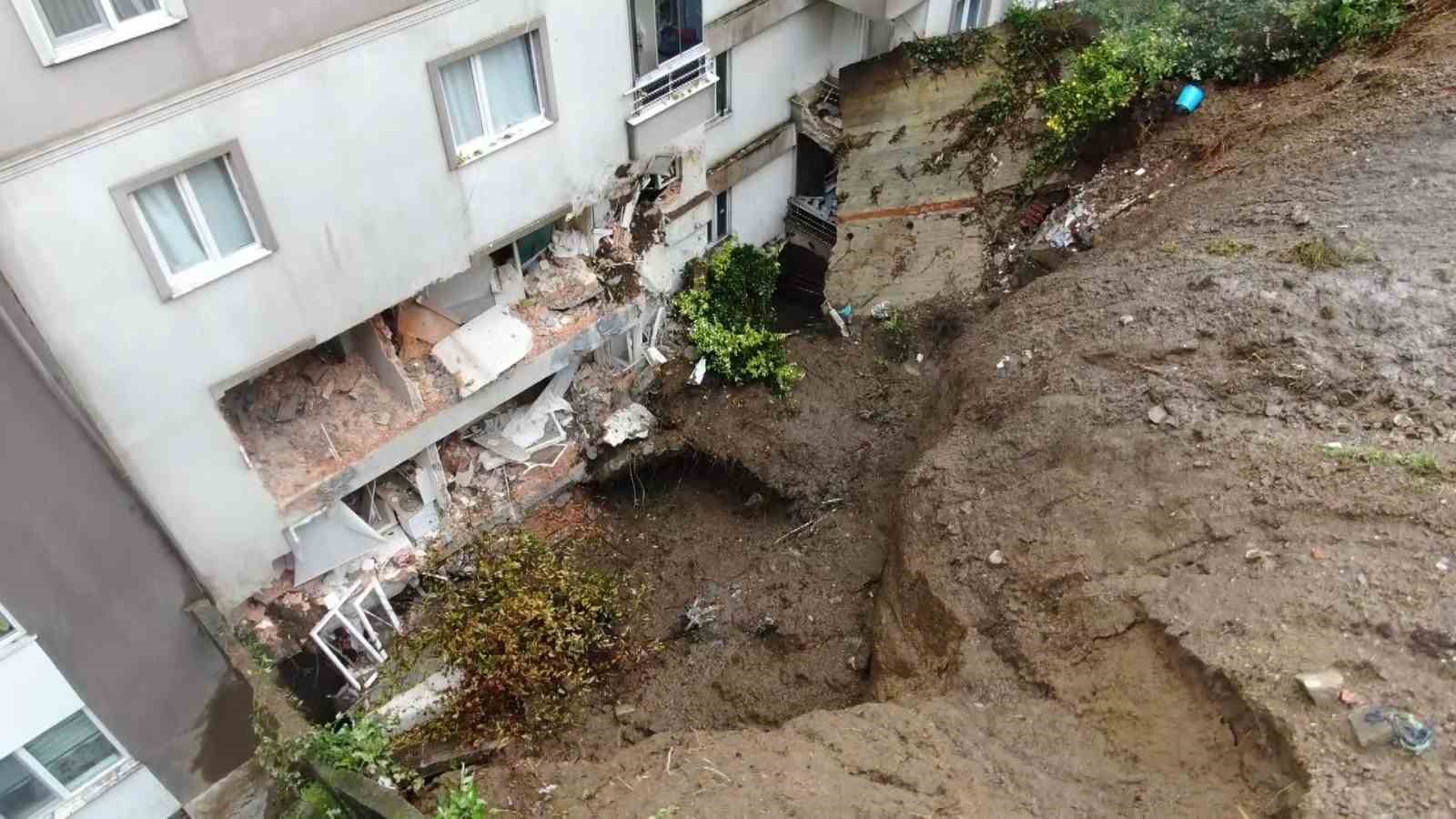 Rize’de heyelan nedeniyle tahliye edilen apartman sakinlerinin bekleyişi sürüyor
