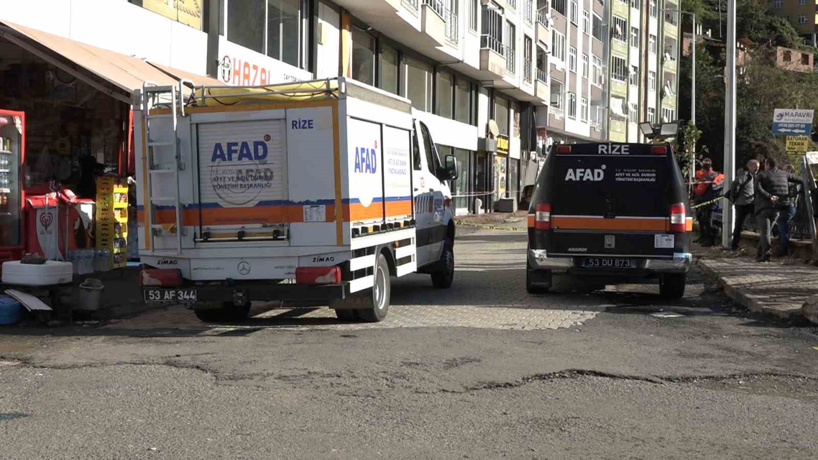 Rize’de heyelan nedeniyle tahliye edilen apartman sakinlerinin bekleyişi sürüyor
