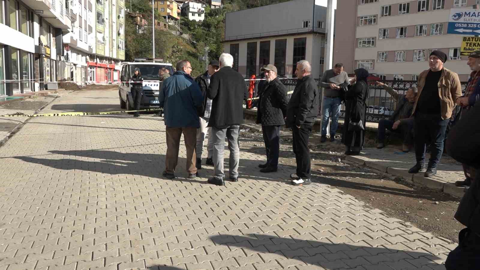 Rize’de heyelan nedeniyle tahliye edilen apartman sakinlerinin bekleyişi sürüyor
