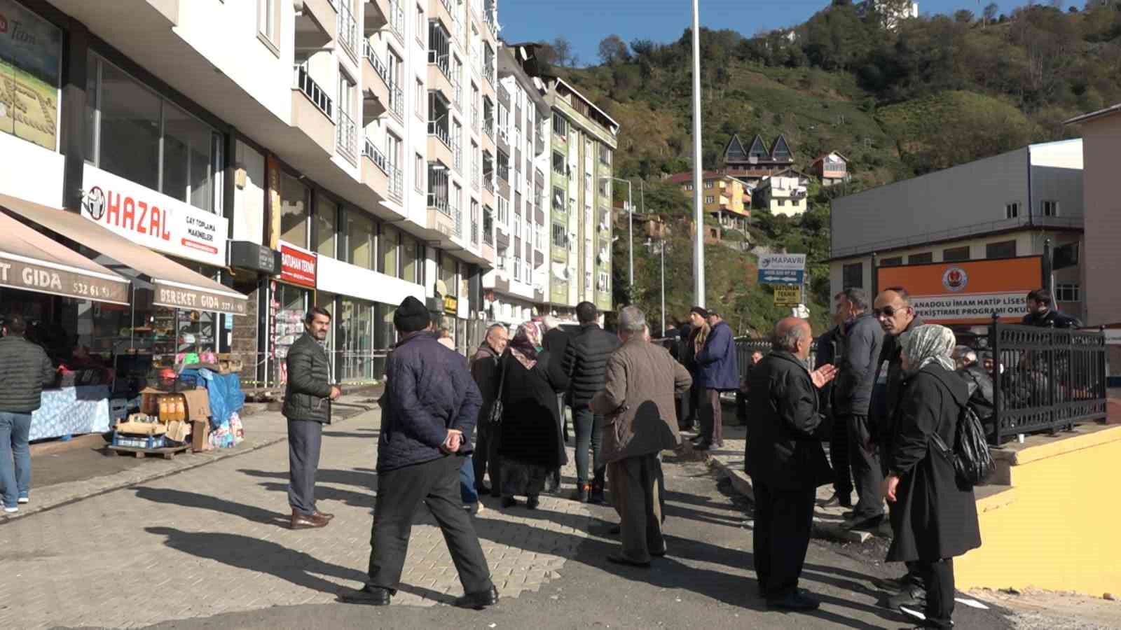 Rize’de heyelan nedeniyle tahliye edilen apartman sakinlerinin bekleyişi sürüyor
