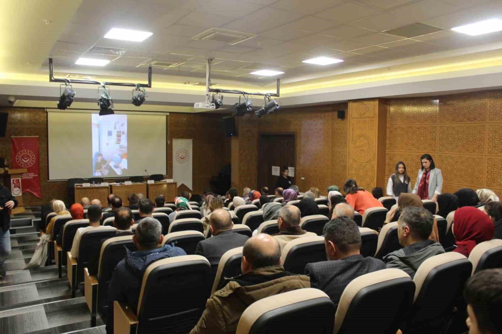 Bayburt’ta düzenlenen panelde çocuk panelistler kendi haklarını savundular
