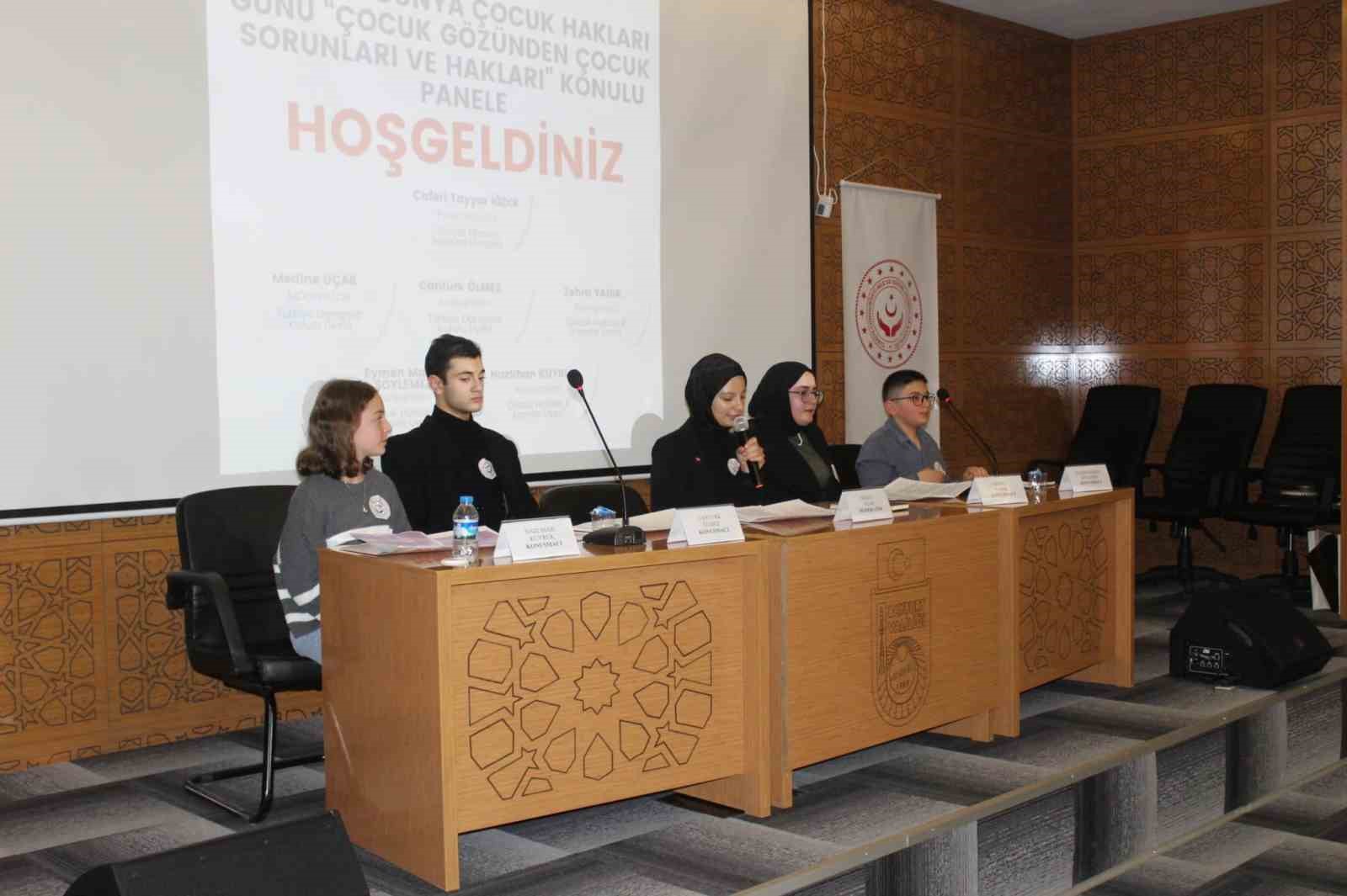 Bayburt’ta düzenlenen panelde çocuk panelistler kendi haklarını savundular
